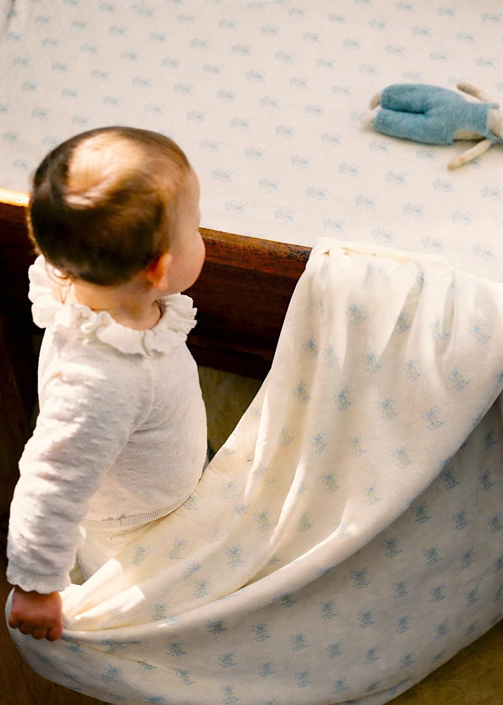 Oilo Crib Sheet, Breathable Turkish Cotton Jersey Fitted, 300 Thread Count, Machine Washable, Designed for Standard Crib Mattresses and Toddler Beds (28" x 52" x 6"), Lily Flowers