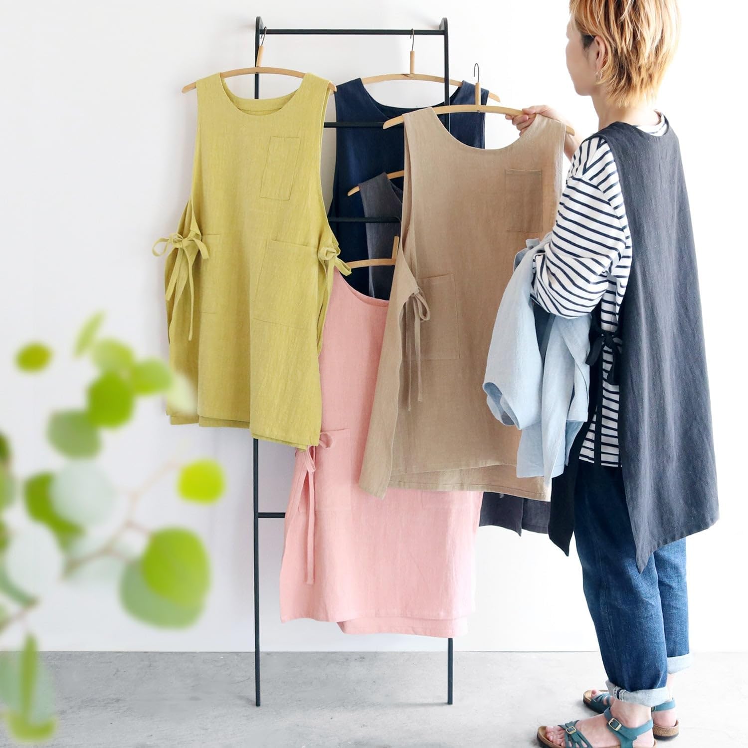 [テキスタリアン] リネンエプロン モニカ 麻 かぶるだけ おしゃれ ナチュラル 無地 ポケット付き