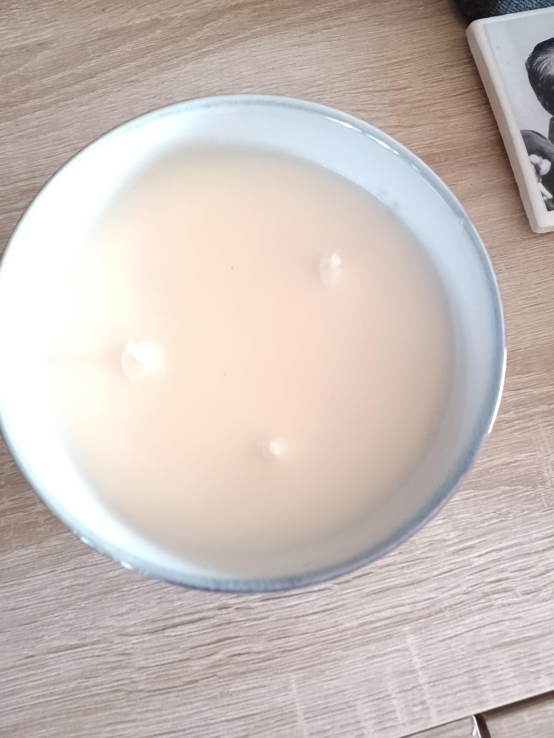 Grande candela profumata a 3 stoppini, ibisco dolce e mango, contenitore in ceramica bianca e marrone