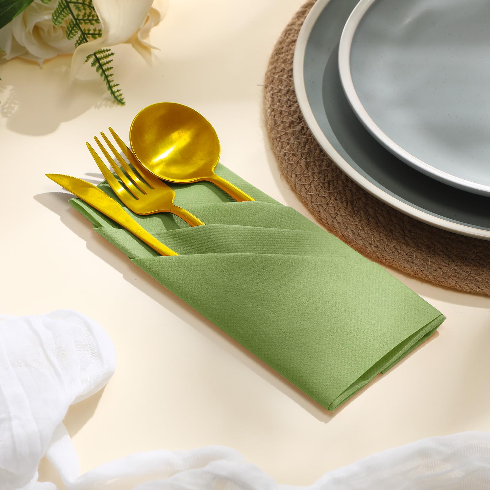Qilery 50 servilletas de papel de lino, desechables, preplegadas, con bolsillo integrado para cubiertos, San Valentín, boda, fiesta, Navidad, color verde