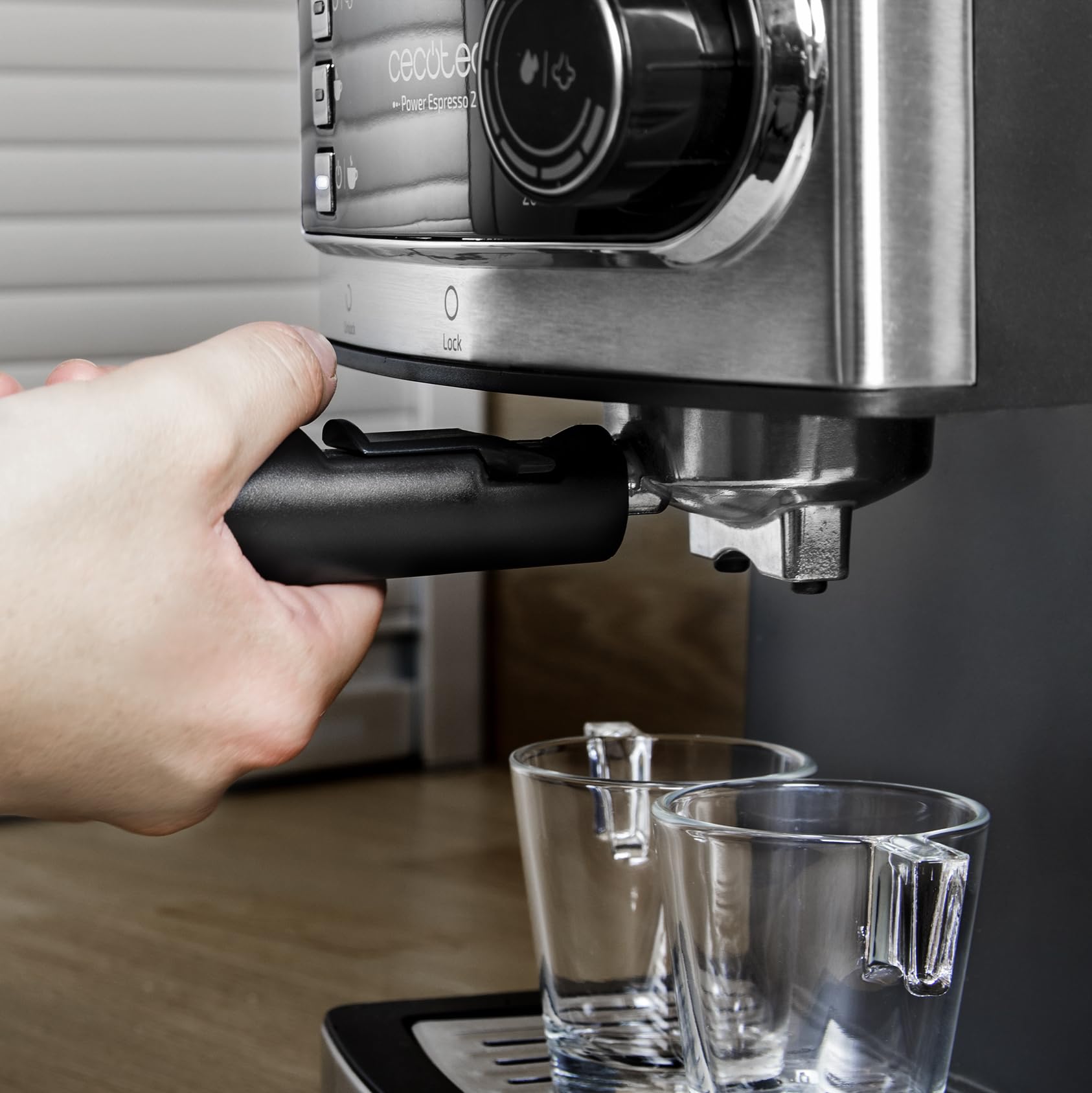 Cecotec Cafetera Express Café Espresso y Cappuccino Power Espresso. 20 Bares de Presión, Vaporizador Orientable, Brazo con Doble Salida, Calientatazas, Capacidad 1,5L, Incluye Cuchara Prensadora