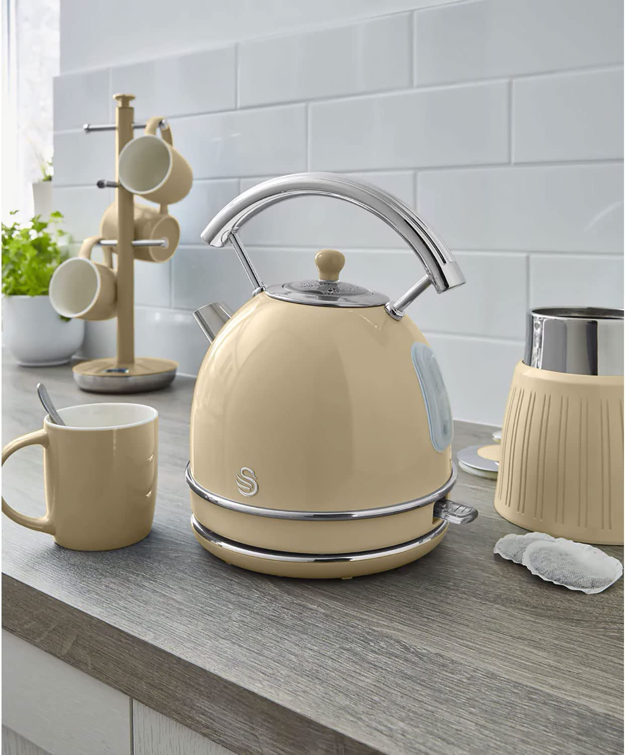 Swan Retro Bollitore Elettrico 1,8 Litri, Design Vintage, Spegnimento Automatico Controllore Strix, Senza Fili, Acciaio Inossidabile, senza BPA, 3000 W, Crema