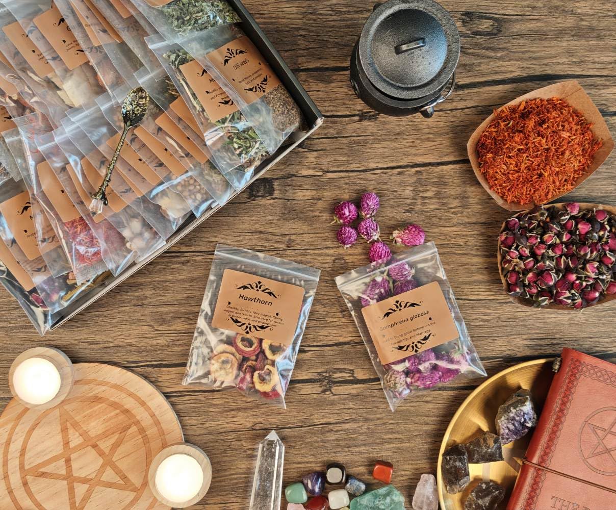 Kit Herbale Magico – 30 Erbe Essiccate in Sacchetti Etichettati, Cucchiaio di Cristallo per Rituali Wicca, Pulizia Energetica, Lancio di Incantesimi, Guarigione Spirituale, Barattoli di Incantesimi