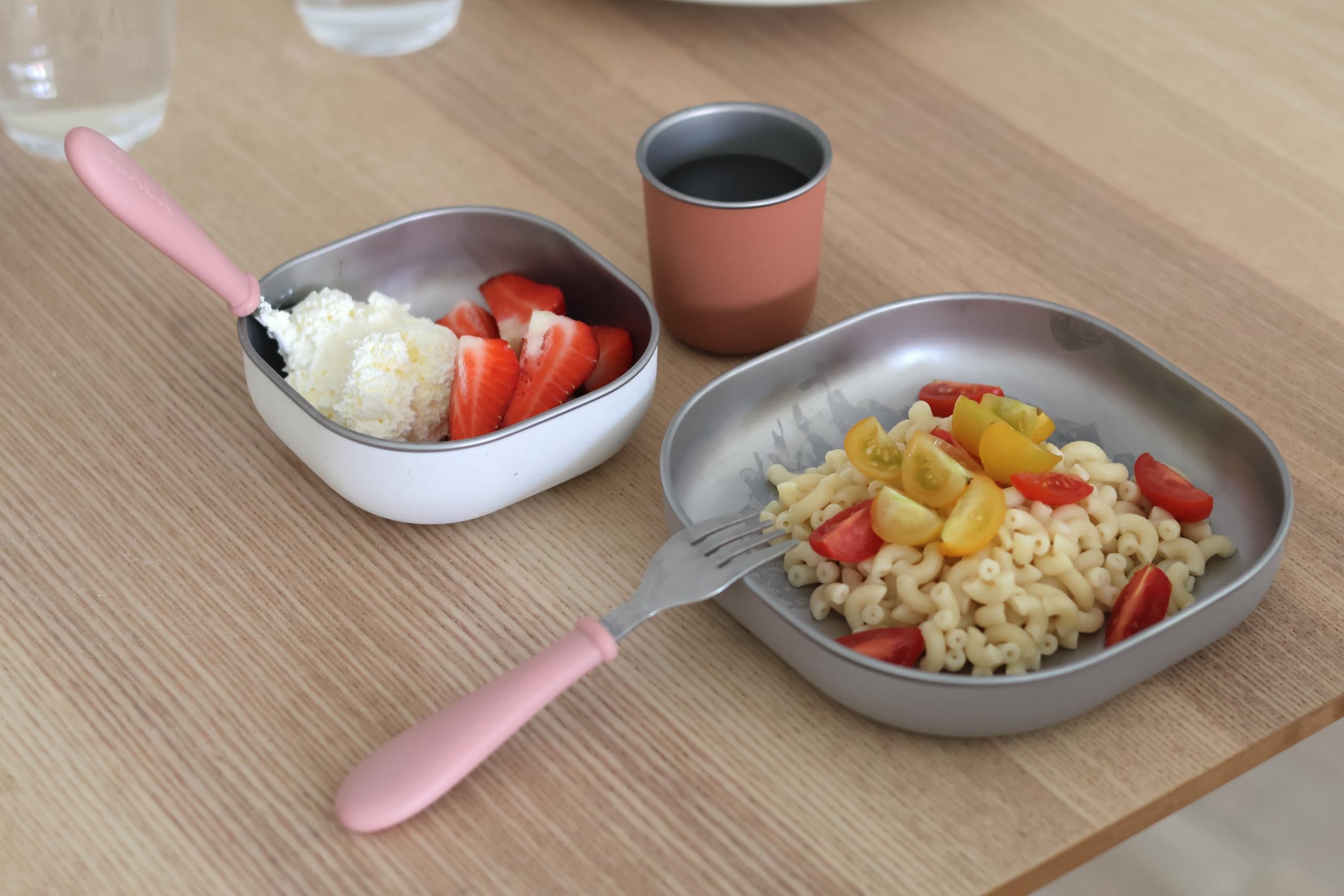 BÉABA, Coffret Repas Bébé Enfant Inox, 3 Pièces, Verre + 2 Assiettes, Compatible Micro-Ondes et Lave-Vaisselle, Sain et Solide, Léger, Incassable, Anti-dérapant avec Housse en Silicone, Terracotta