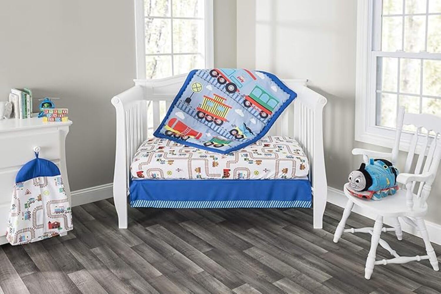 Everyday Kids Juego de cama de 3 piezas para cuna – Incluye edredón, sábana bajera y volantes de polvo – Juego de ropa de cama para cuna de bebé, Choo Choo Tren