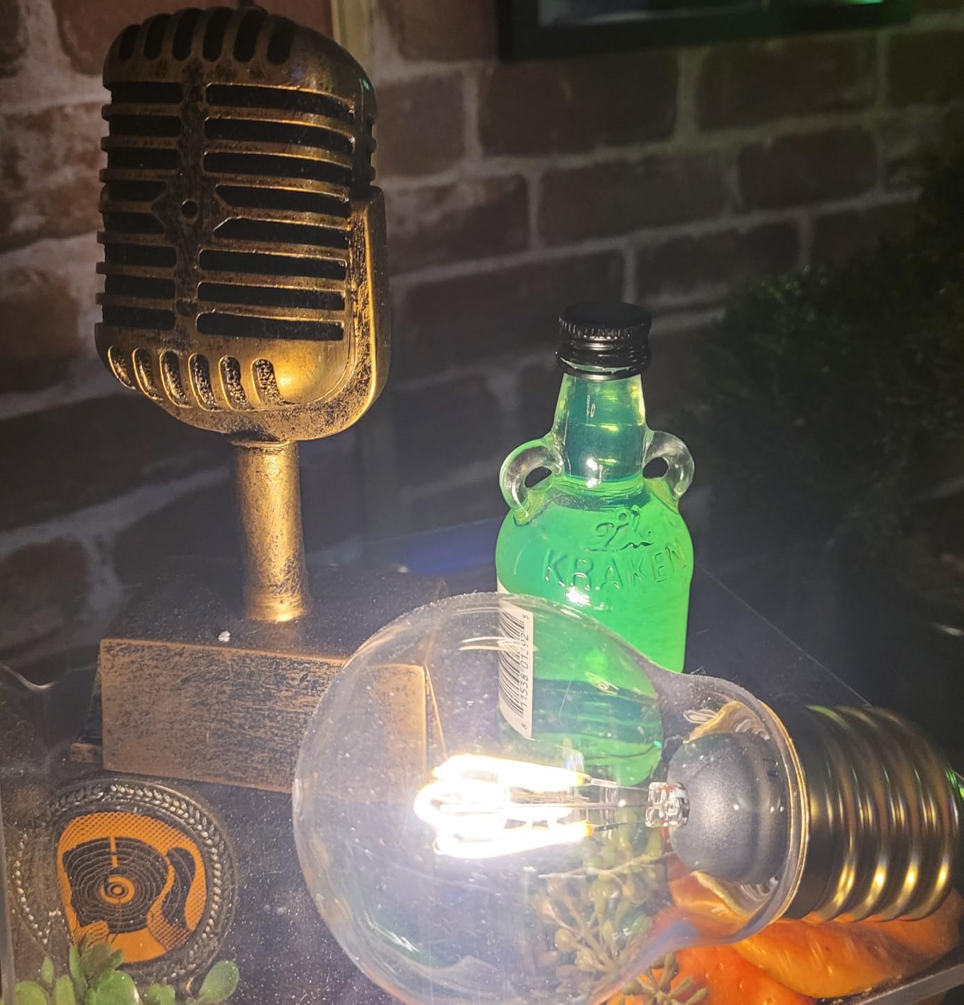 Topyond Microphone Trophy Award, Retro Music Microphone Props, Vintage Resin Fake Microphone, Tabletop Ornament, Karaoke Party Decoration, for Home Events