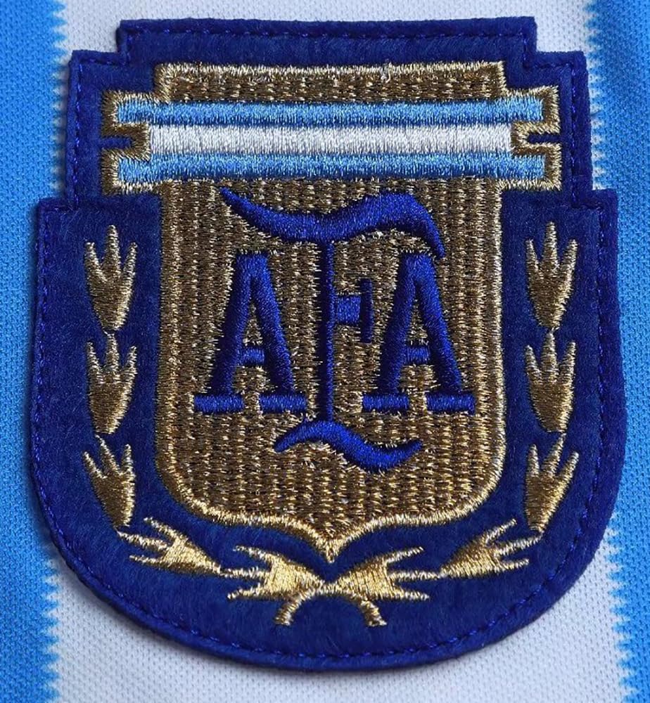 マラドーナ「神の手」は路地裏で買った“偽ユニフォーム”で生まれた？1986年ワールドカップとアルゼンチンを象徴する物語【ICONS】 |  Goal.com 日本 [FORES] ディエゴ・マラドーナ レトロユニフォーム サッカー 神の手 D10S アルゼンチン 王者 レジェンド 5人抜き 非公