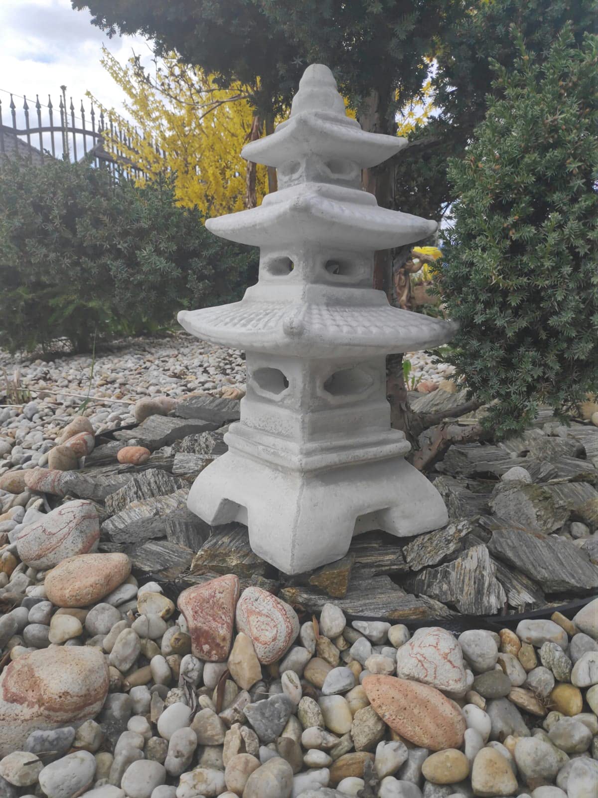 Lanterna in stile giapponese, pagoda a tre grondaie in pietra fusa, ornamento da giardino