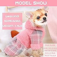 Vista 2 de Vestido de invierno para perro, lindo suéter de forro polar cálido con capucha para perros pequeños, vestidos de cachorro a cuadros rosados, ropa
