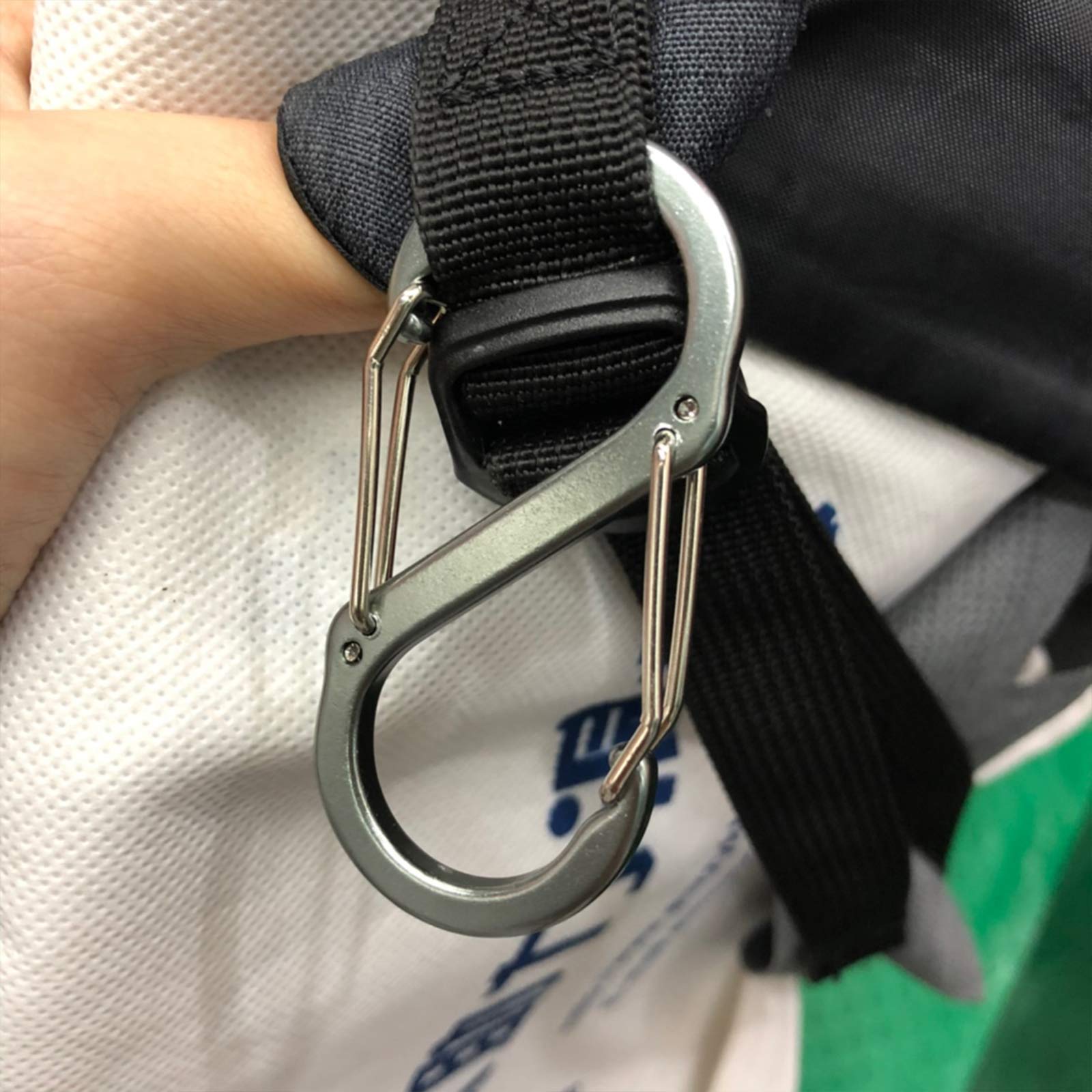 Zestaw 5 wytrzymałych aluminiowych karabińczyków ArinkO - idealny do podróży, biwakowania i wieszania kubków na wodę