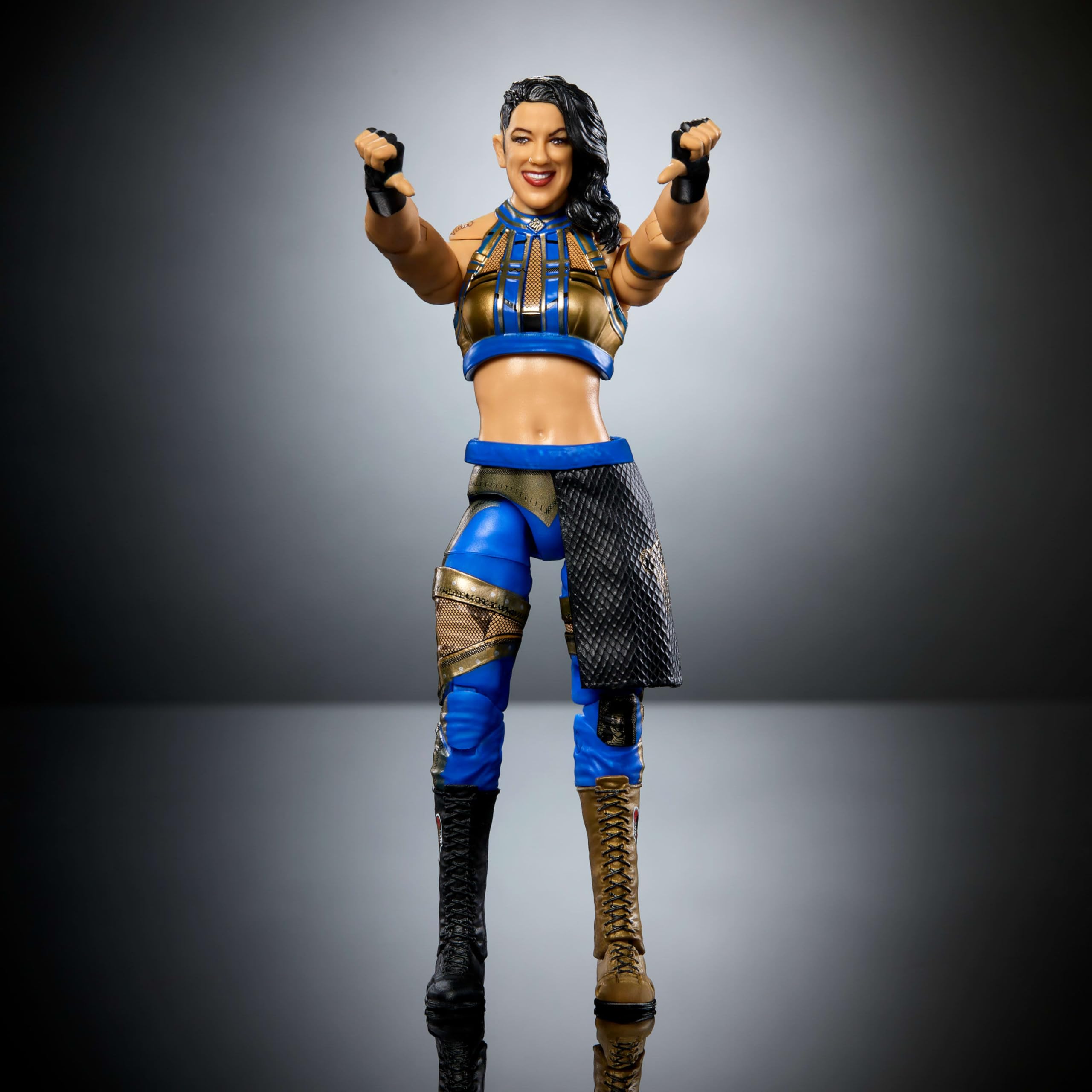 Mattel WWE Ultimate Edition Juego de Cifras de acción y Accesorios Bayley de 6 Pulgadas Coleccionable con Cabezas y Manos Intercambiables, 30 Puntos de articulación