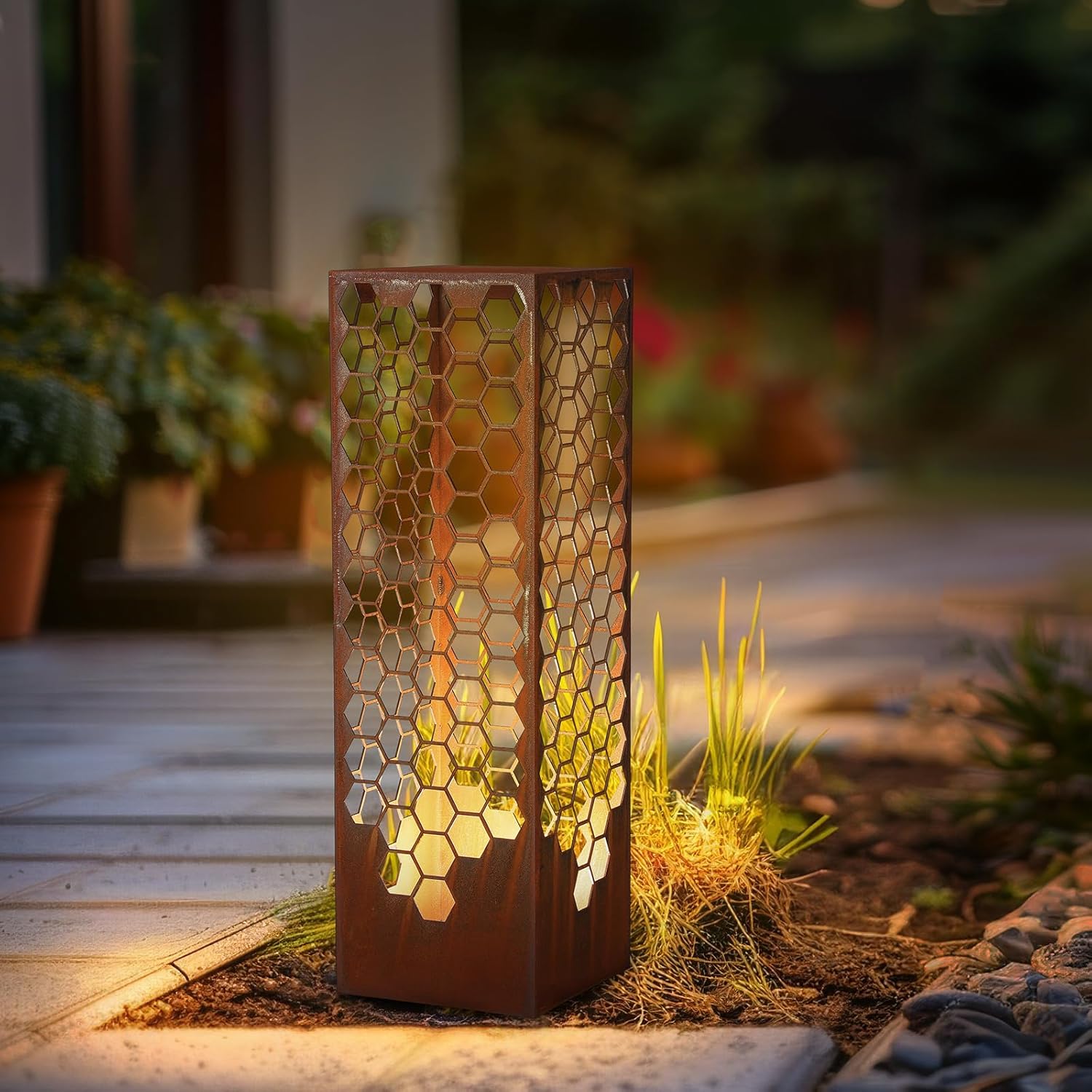 Sumind 24 Inch Honeycomb Garden Column Rust Steel Statue, Outdoor Yard Sculpture, Metal Patio Landscape Decor, Beehive Art Column for Lawn, Porch, Backyard Decoration, Modern Garden Ornament