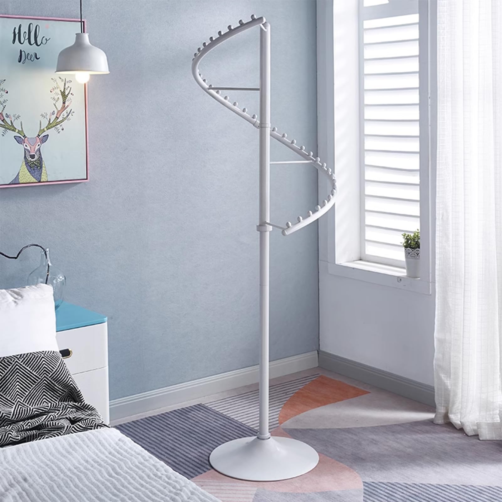 Cintre à vêtements structure spirale autoportante et design élégant au sol