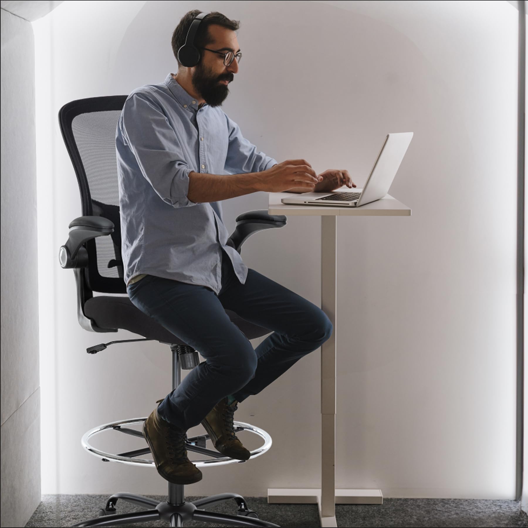 Ergonomischer Zeichenstuhl - Hoher Bürostuhl für Stehpult, Höhenverstellbarer Netzstuhl mit Fußstütze und Klapparmen, Thekenhöhe, Schwarz