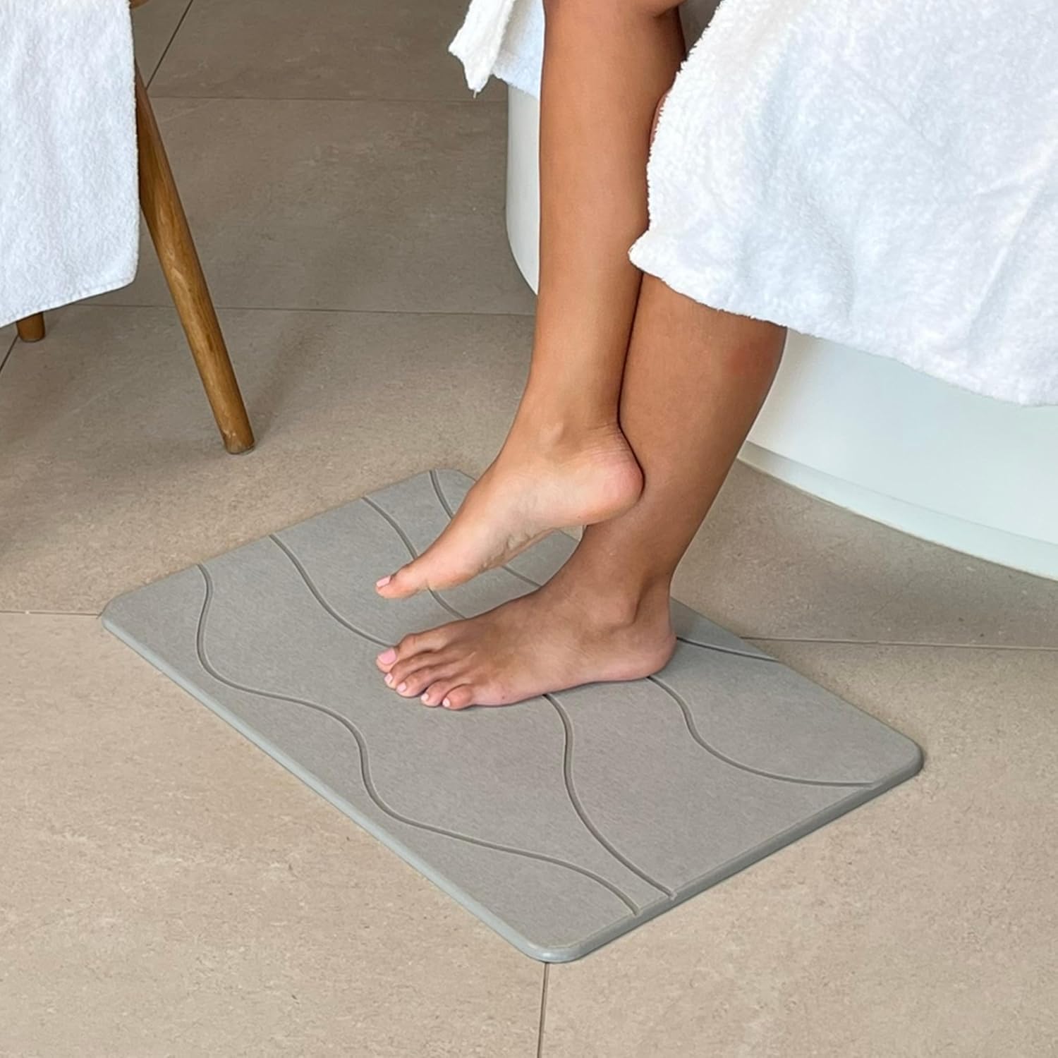 Pure 4Home Pack de 2 Alfombras de Diatomita para Baño 60x40 - Diseños Grey Waves y Diat White, Alfombrilla de Piedra Super Absorbente, Secado Rápido y Antideslizante