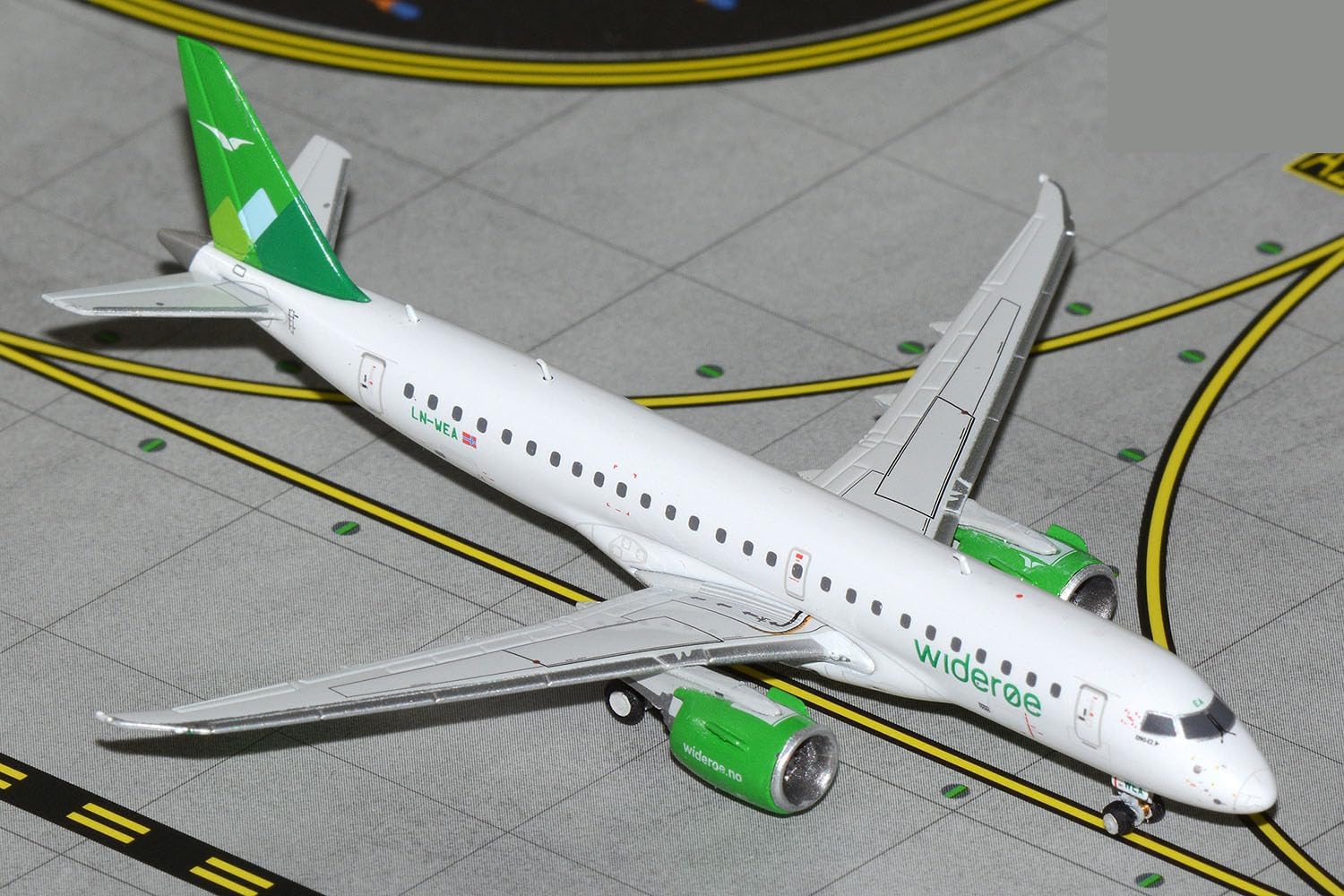 GeminiJets GJWIF2200 Wideroe Embraer 190-E2 LN-WEA; Scale 1:400