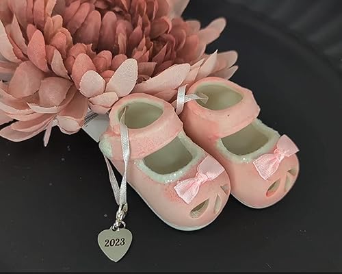 Miniatura 6 de Zapato de bebé para niña, adorno rosa con fecha de 2023, botines de primer adorno de Navidad para nuevos padres, nacimiento, baby shower, adorno de