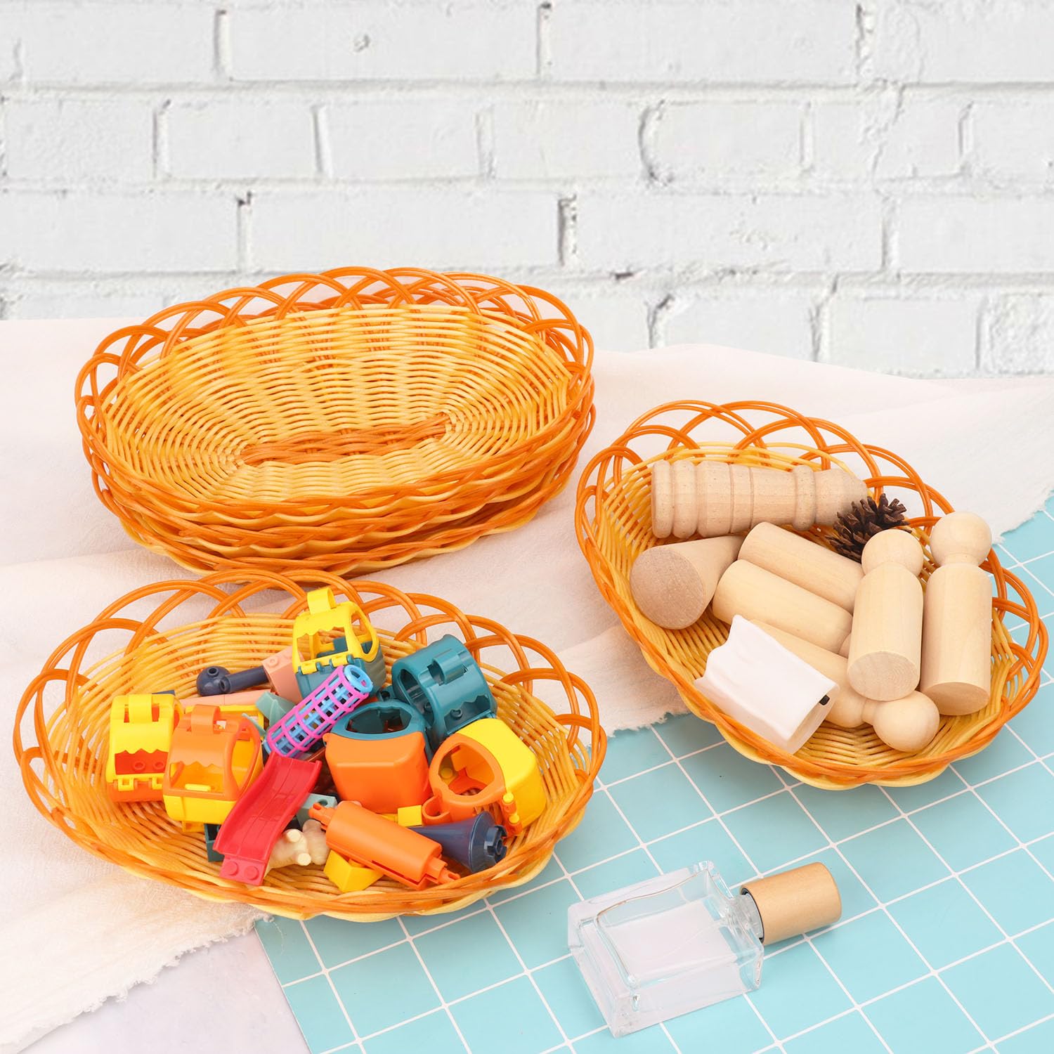 25 cestas ovaladas de plástico – 9.2 x 6.3 x 2.2 pulgadas, versátiles cestas de pan tejidas de ratán, cesta de pan de mimbre para servir, accesorios para el hogar y la cocina