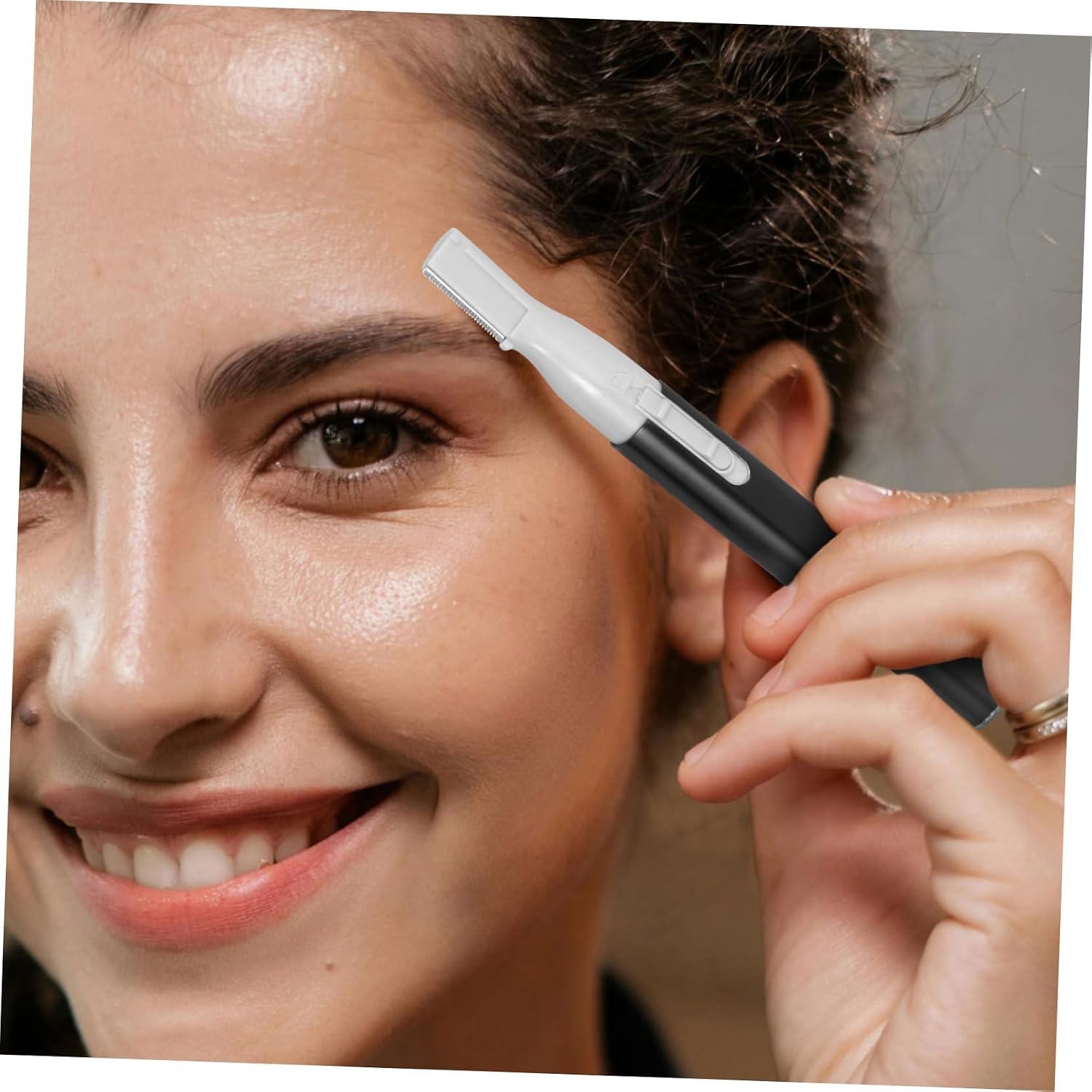 Eyebrow Shaver with Comb Eyebrow Trimmer for Precise Facial Hair Removal Lightweight and Painless Razor for Women Black