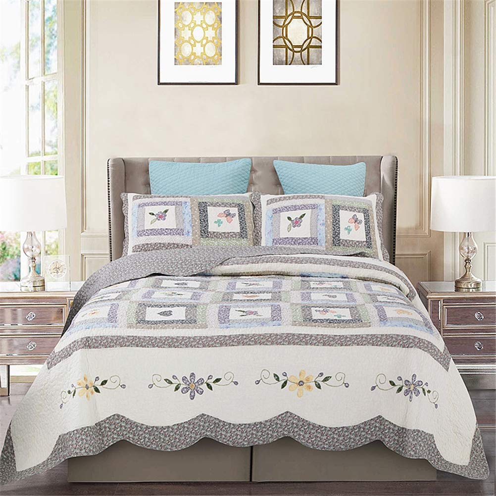 Couvre-lit matelassé patchwork floral bleu en coton pour une chambre d'hôtes élégante