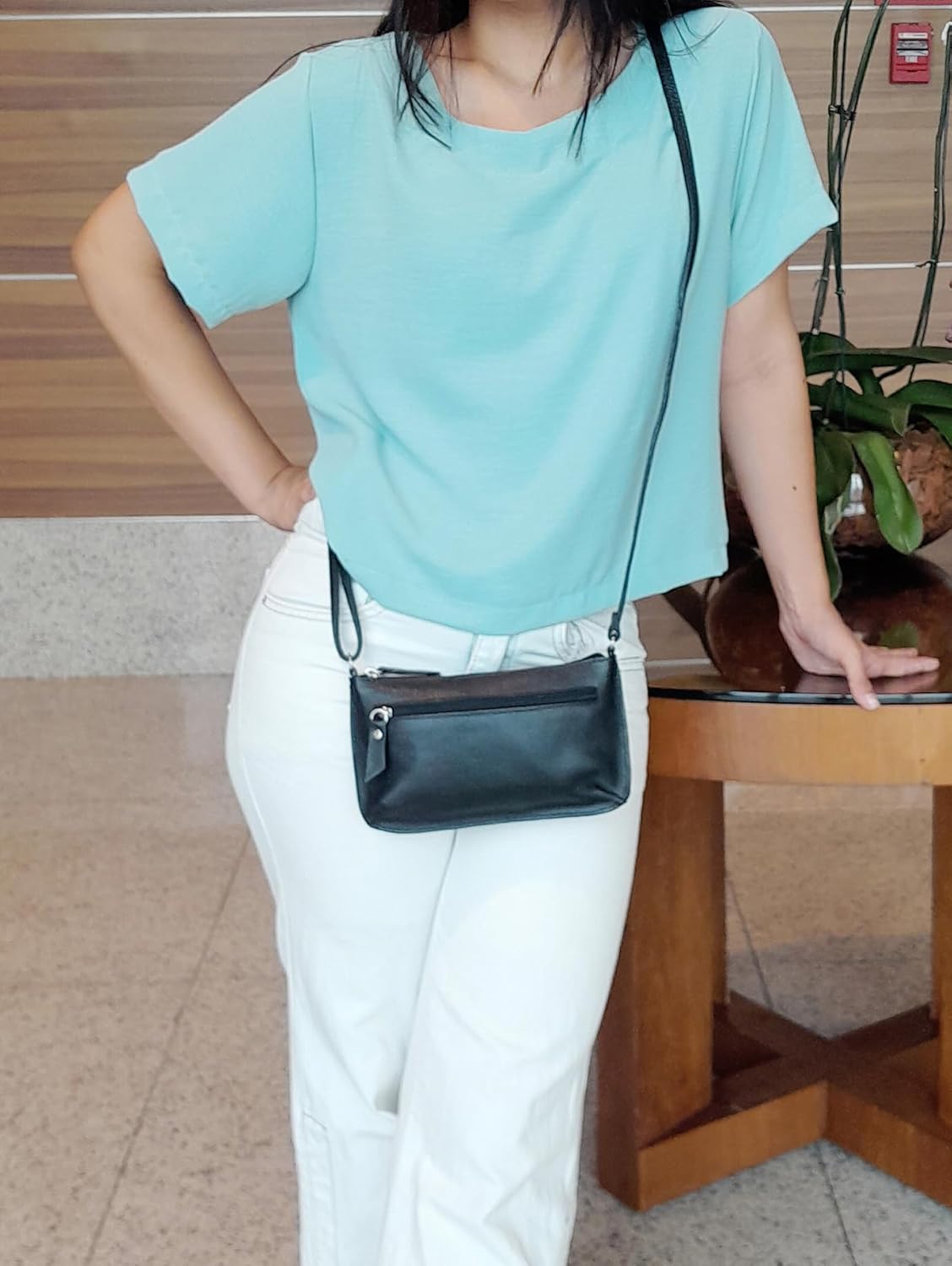 Bolsa Feminina Pequena Compacta Transversal em Couro Legítimo com Ziper Madamix MDXB364 em promoção! Veja a oferta e mais achadinhos de Bolsas 3 Hoje é o melhor dia para comprar Bolsa Feminina Pequena Compacta Transversal em Couro Legítimo com Ziper Madamix MDXB364 com aquele preço maroto! Promoção! Aproveite a oferta! 3