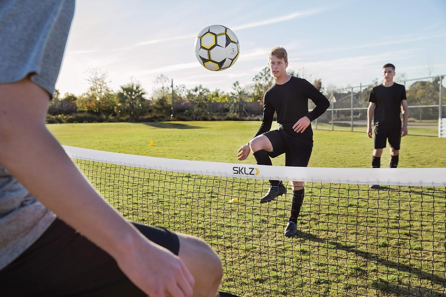 SKLZ Rete da Volley per Calcio,Strumento di Allenamento Divertente e Efficace,Rete Larga 365 cm,Altezza Regolabile 61-91 cm,Ideale per Migliorare Controllo e Tecnica,Colore Alta visibilità - Blu