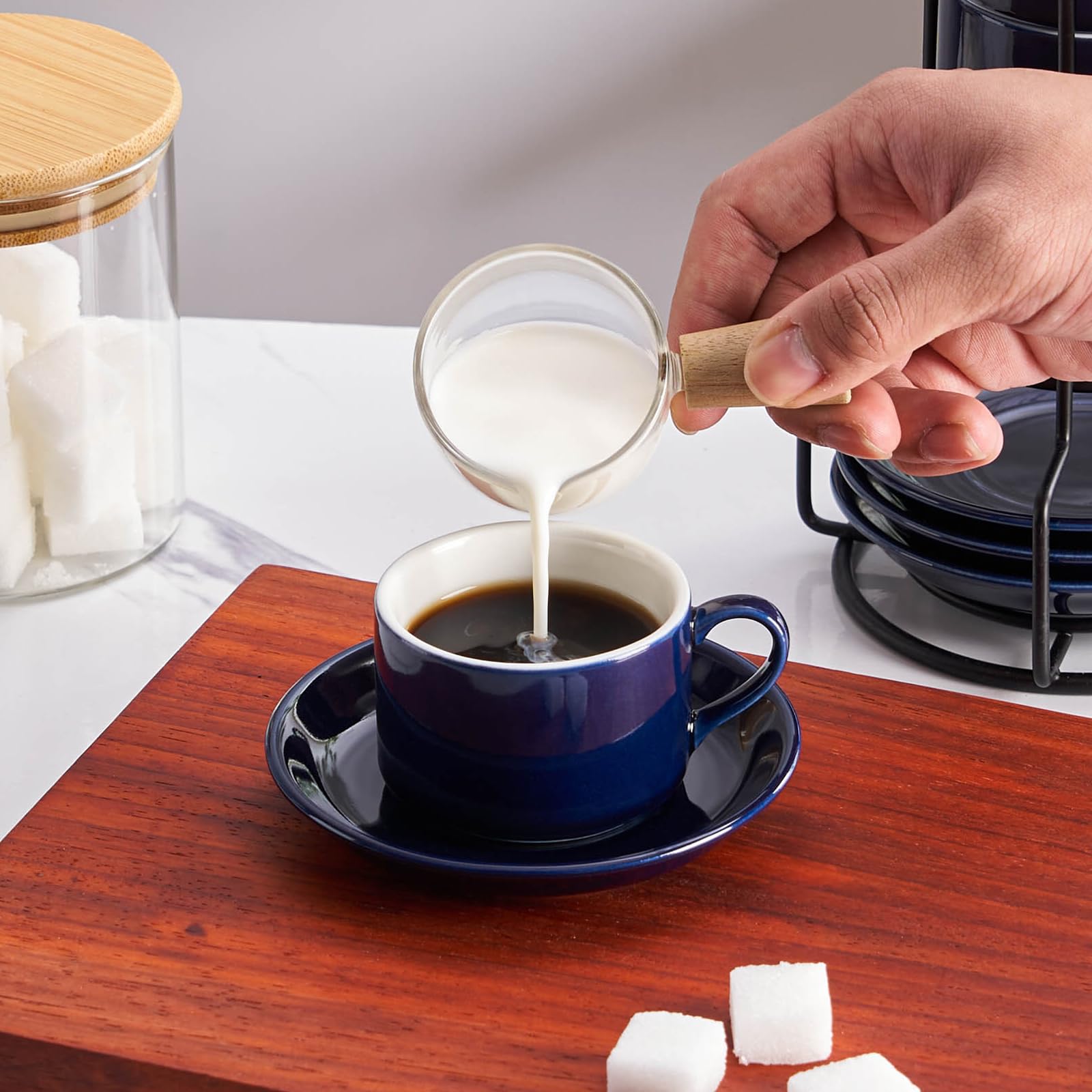 Juego de 4 tazas de espresso apilables de porcelana de 2.5 onzas con platillos y soporte de metal, color azul