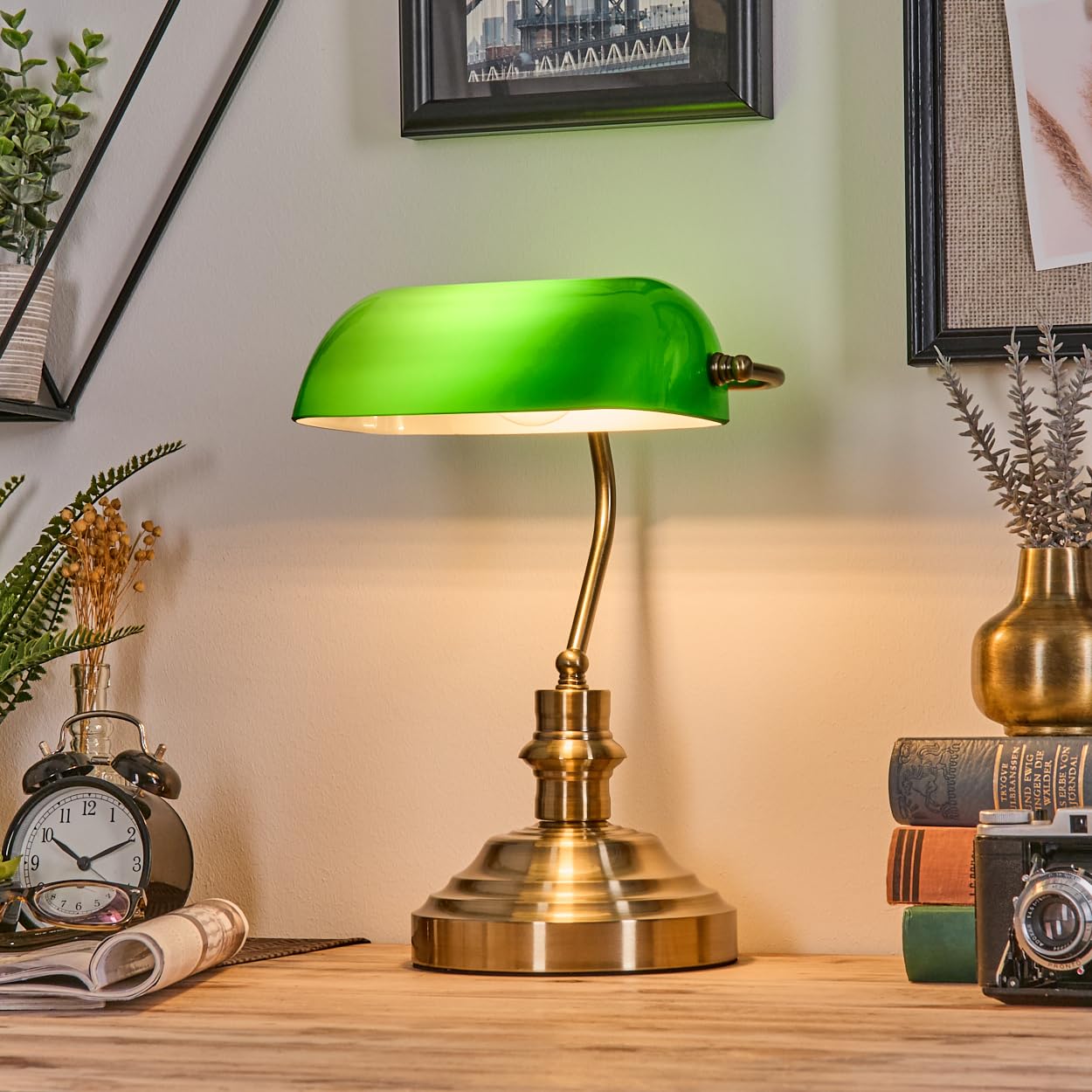 HOFSTEIN Tischleuchte Havsta, Tischlampe aus Metall/Glas in Messing/Grün/Weiß, traditionelle Bankerlampe, Schreibtischlampe für Büros im Retro/Vintage-Design mit Zugnschnur, Höhe 37,5 cm, 1 x E27