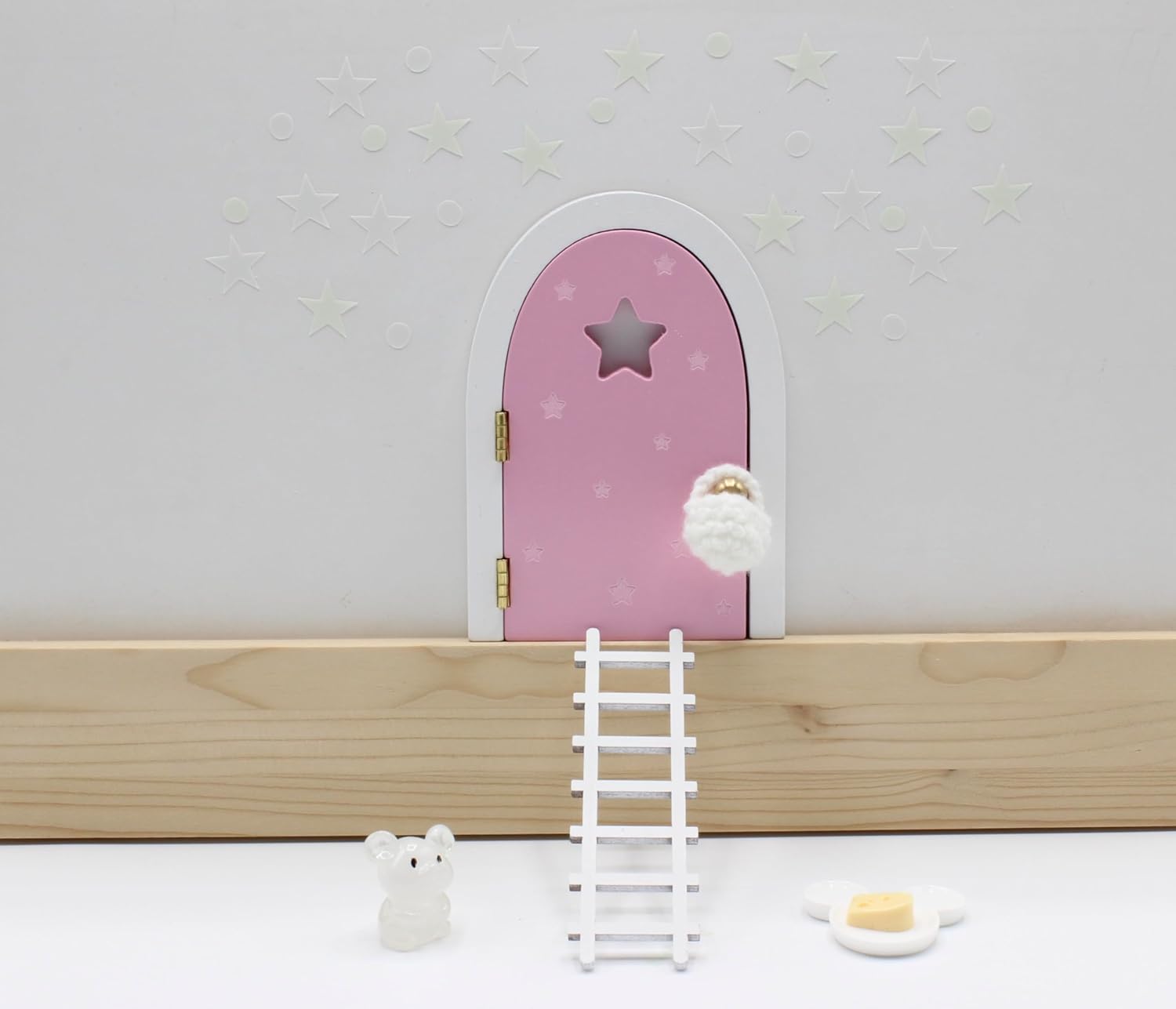 Qué Kawaii® MAGICAL Pérez mouse kit. DOOR THAT OPENS AND SHINES IN THE DARK Wooden door and+crochet bag+stars+little mouse that glows in the dark+6 certificates in Spanish (ROSA/PINK)