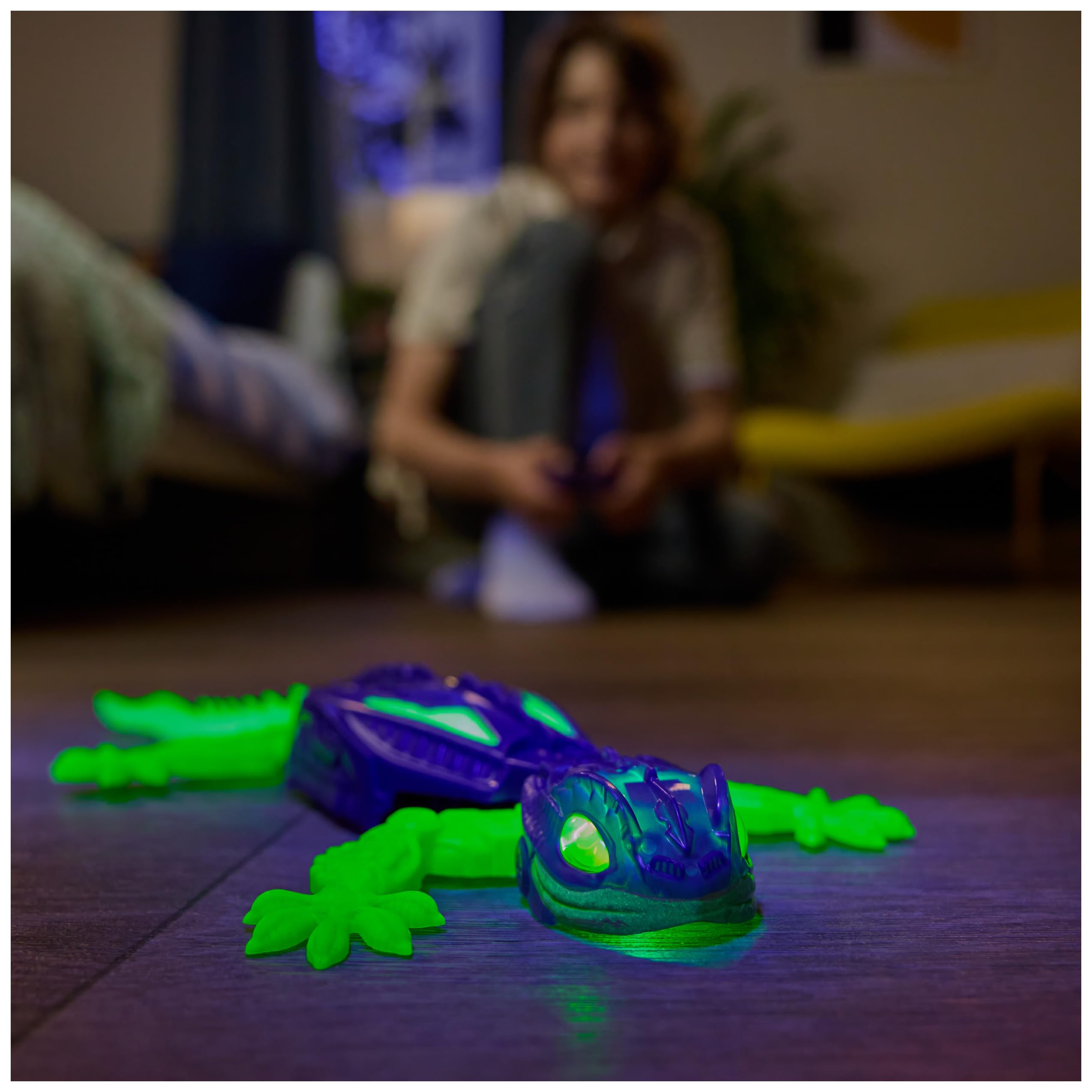 HEX BOTS Glow-in-The-Dark Gecko, Robot Radiocomandato Ricaricabile, Giocattolo Che Si Arrampica sulle Pareti, Fluorescente al Buio, 4+ Anni, Multicolore, 6075451