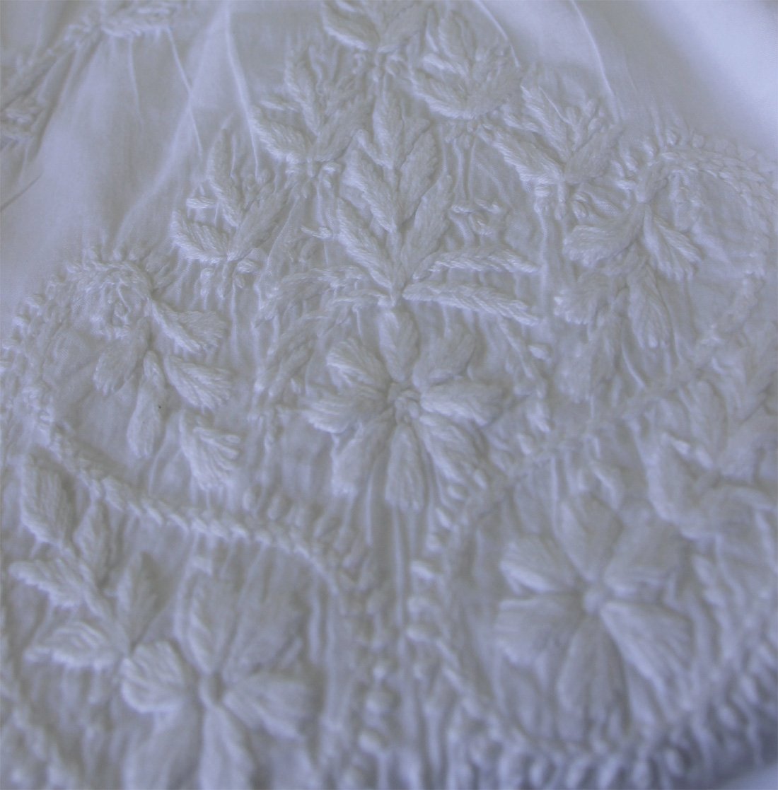 Kurti - Camicia a tunica sciancrata in puro cotone bianco ricamato a mano