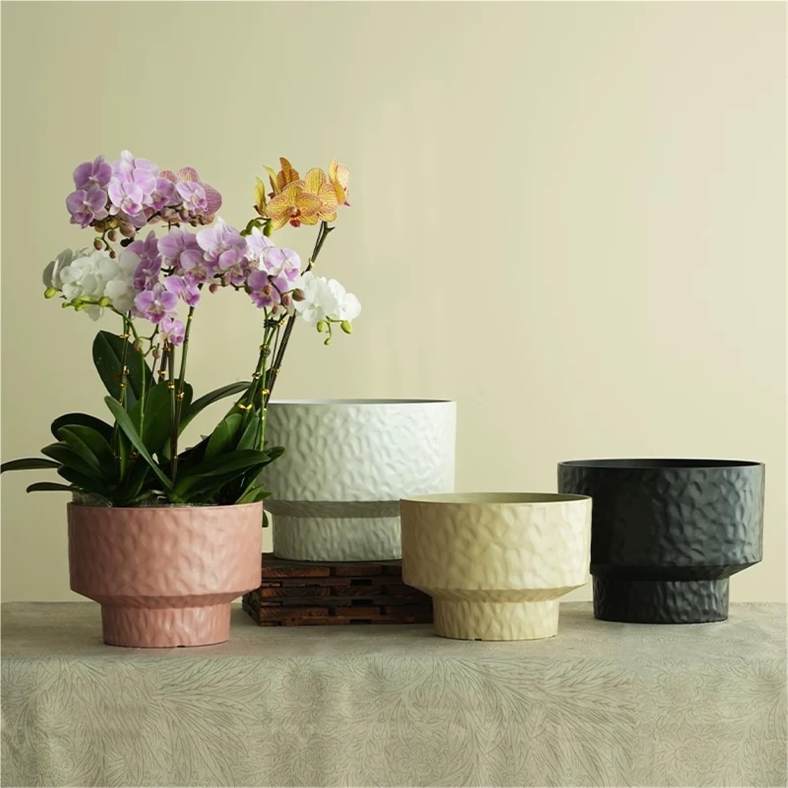 Blumentopf Minimalistische Pflanzgefäße: Diese runden Pflanzgefäße bestehen aus perlmuttartigem Kunststoff