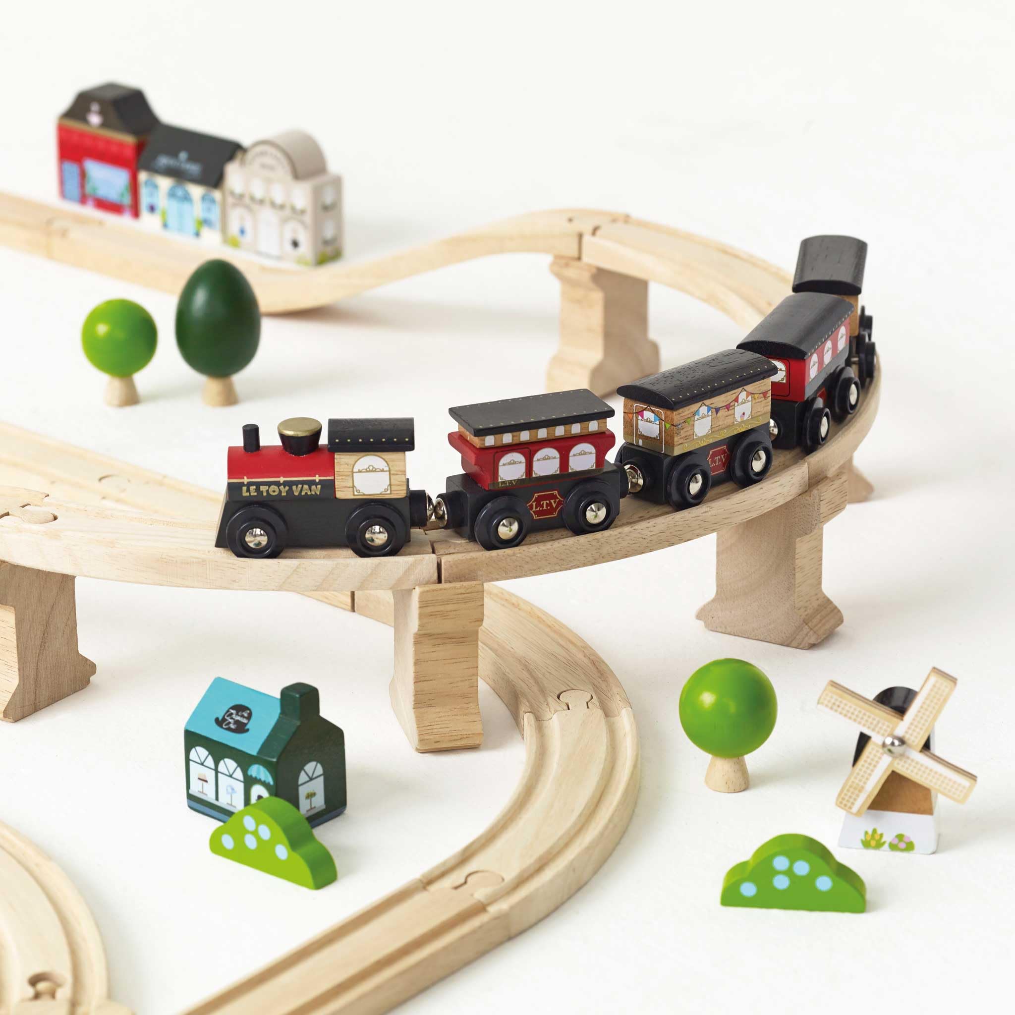 Le Toy Van - Cars & Construction - Wooden Train Set - London Train Set for 3 Year Old Boys and Girls - Train Track - 120 Piece Train Set - Role Play Toys - Girls and Boys Toys Age 3 +