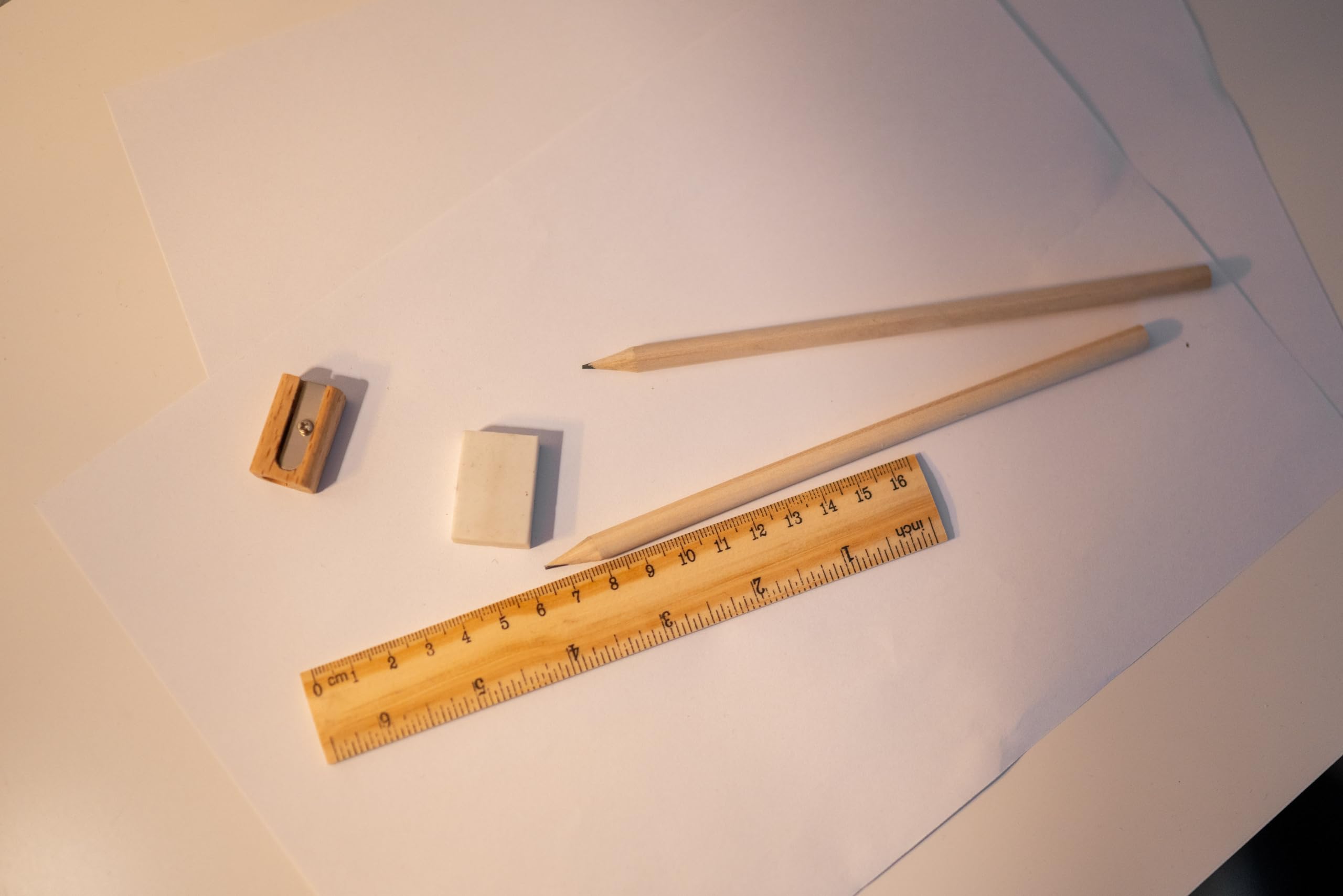 Set da scrivania in legno sostenibile Chinchilla®: gomma, temperamatite, righello e matite in confezione di cartone riciclato | Accessori scolastici ideali per bambini attenti all'ambiente
