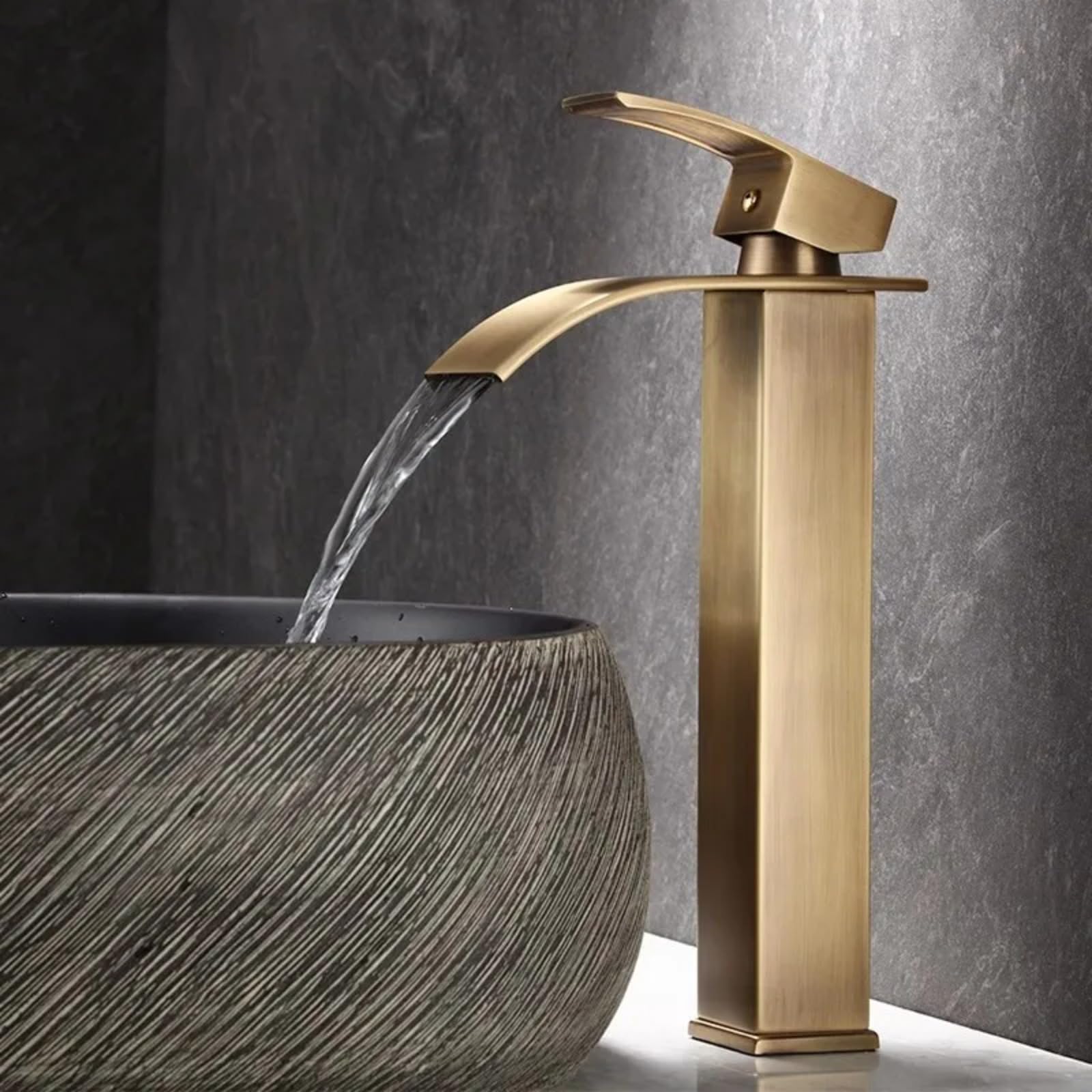 Robinet de salle de bain cascade idéal pour une ambiance spa rétro à la maison