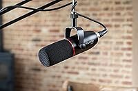Vista 2 de Focusrite Micrófono DM14v, micrófono dinámico de calidad de transmisión para podcasters, protector contra viento integrado y soporte de choque
