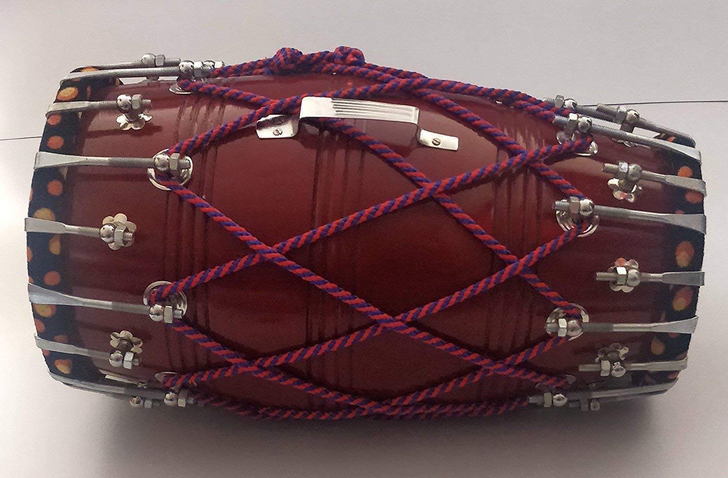 Dholak, strumento musicale indiano folk, realizzato a mano, in legno, con corda legata