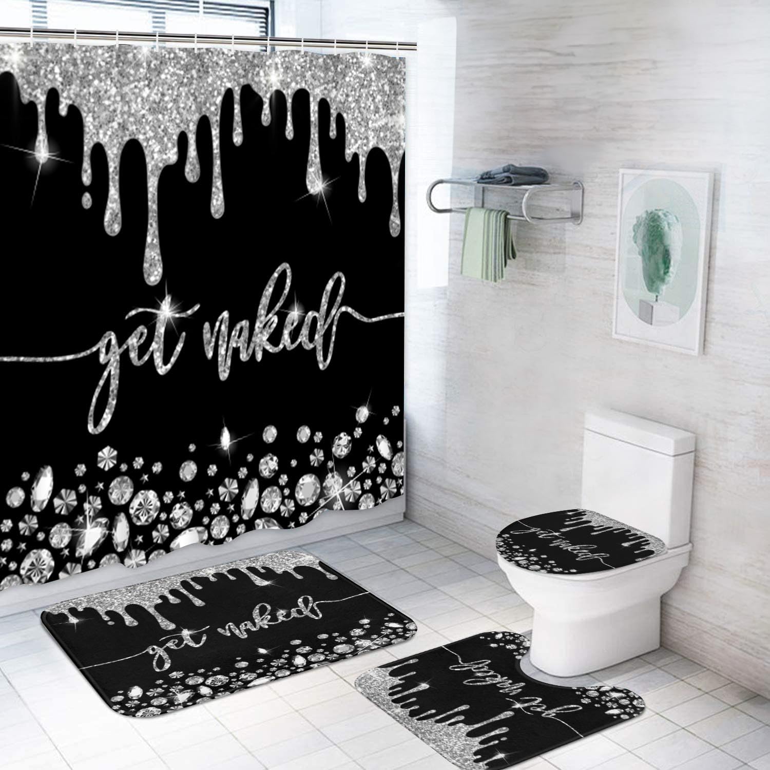 Tapis antidérapant et rideau de douche argenté aux finitions soignées