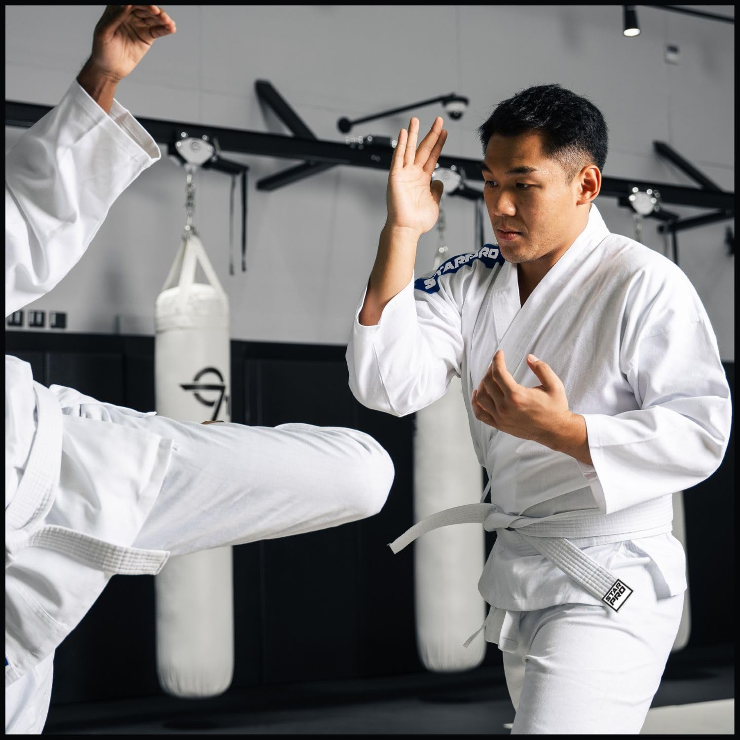 Starpro Karate Gi - Uniforme Profesional para Entrenamiento y competición - Kimono Karate de algodón Ligero Blanco con cinturón - Hombres Mujeres y Niños - 110-190 cm - Brillante Blanco
