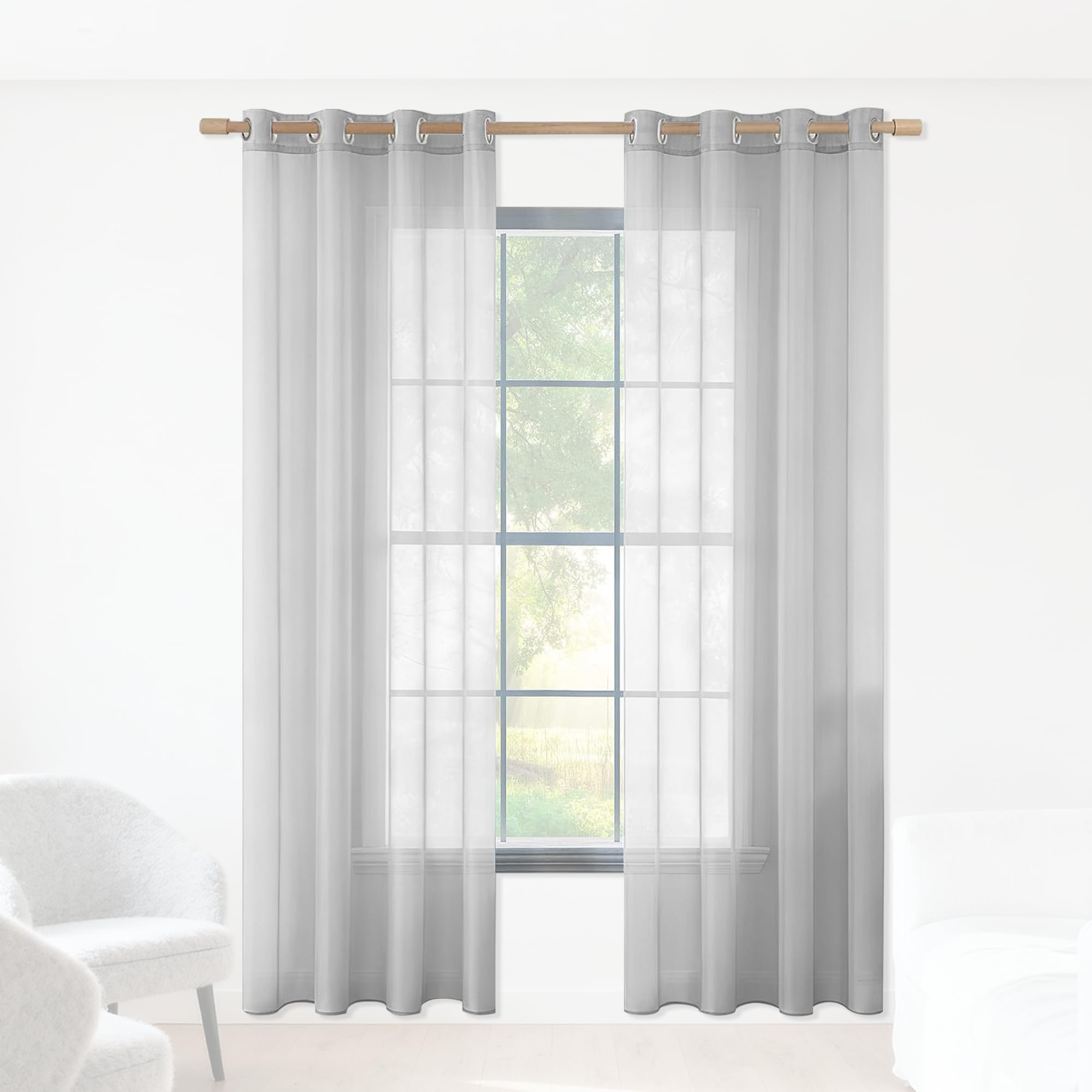 Voilages à oeillets gris clair pour sublimer la lumière du salon et de la cuisine