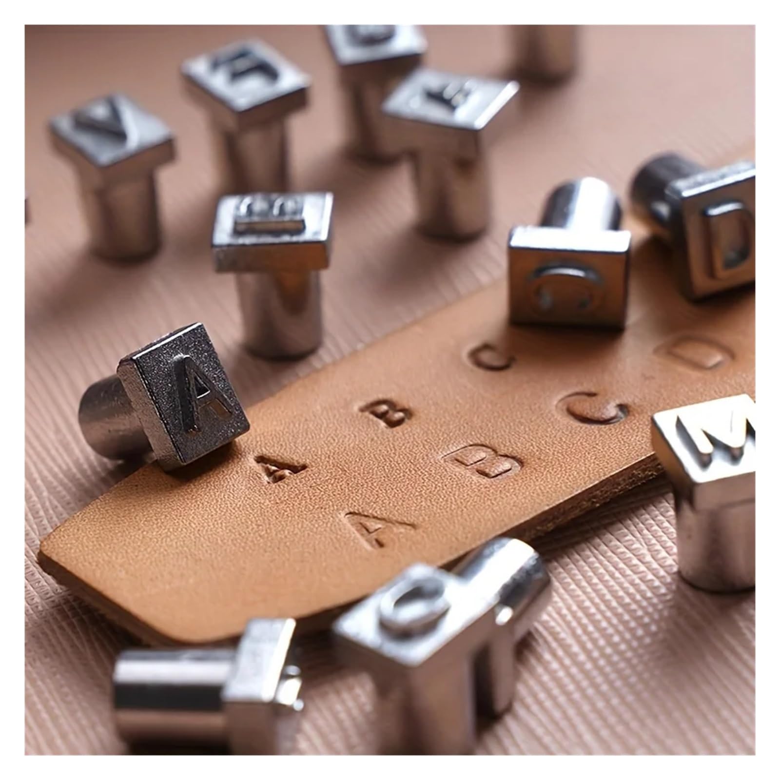 Timbro Alfabeto Cuoio Set di Strumenti for timbratura in Pelle Fai-da-Te 36 Lettere e Numeri in Metallo punzoni for timbri Modello Strumenti Stampa Artigianale in 6 mm