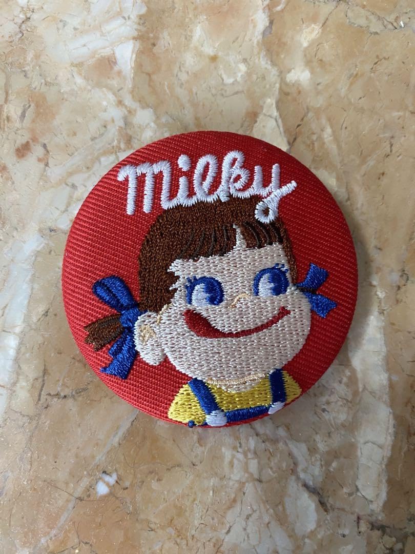 Amazon | 不二家 ペコちゃん 刺繍缶バッジ | バッジ | おもちゃ