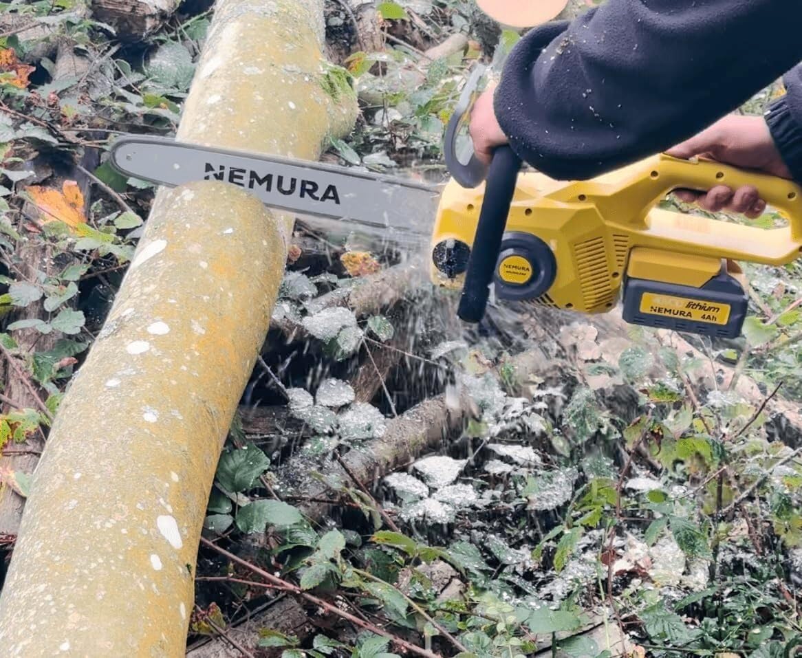 Nemura Motosega 2 batterie 4Ah - Guida 40 cm e Catena - Utensile da taglio elettrico 40V - con 2 Batterie e Caricabatterie - Motore senza spazzole - Utensili da giardino - SAC in Italiano