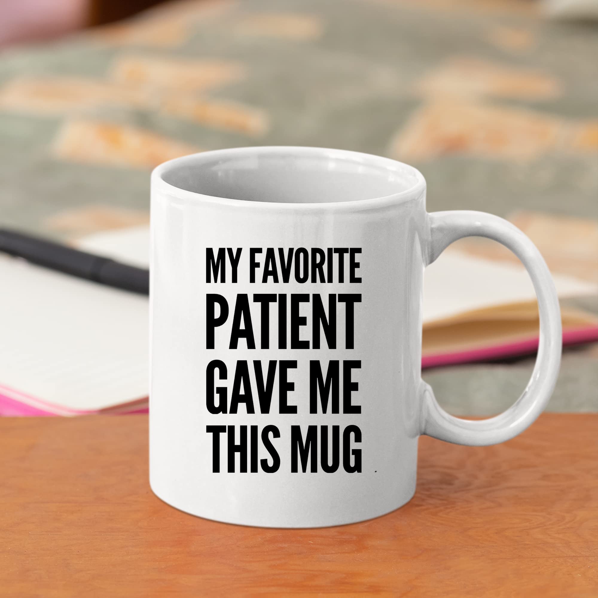 Tazza in ceramica con scritta in lingua inglese My Favorite Patient Gave Me This, idea regalo per la nuova famiglia, per il medico o la scuola, 325 ml (bianco