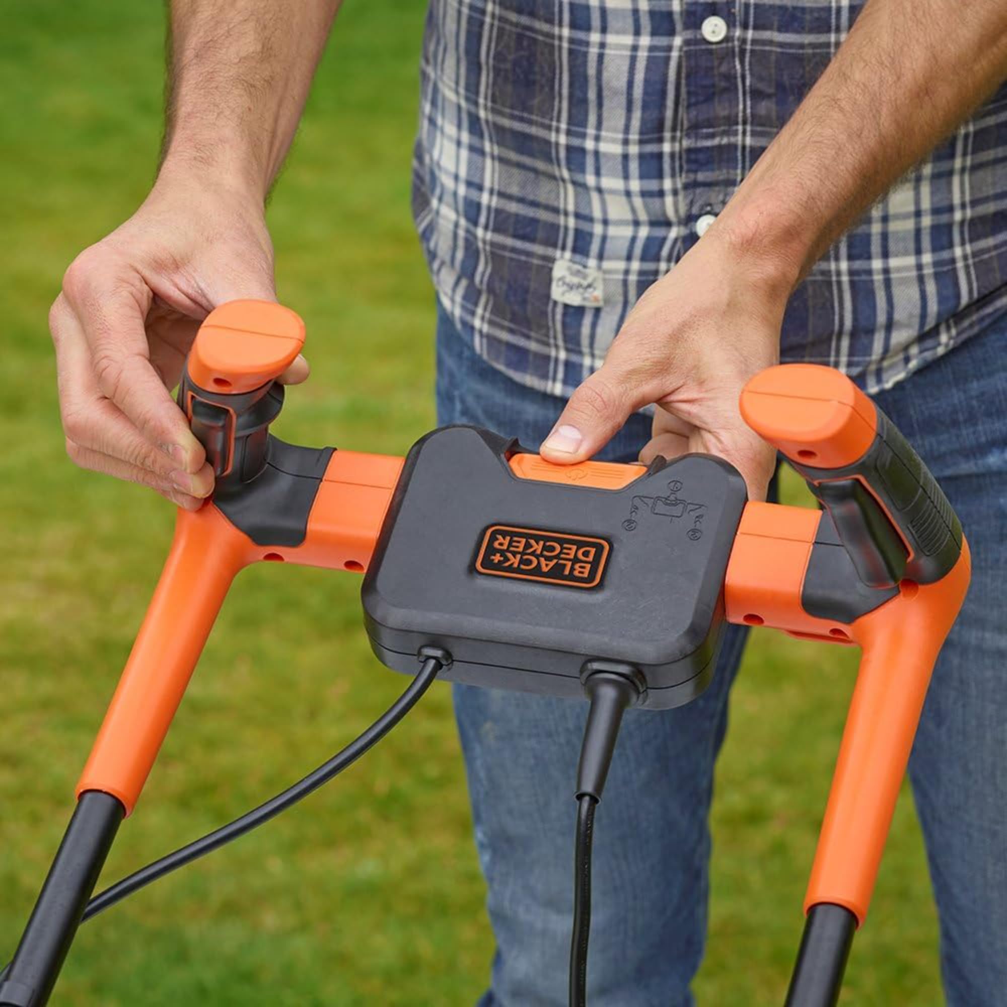 Black+Decker Elektro-Rasenmäher mit Fahrradlenker-Griff (1.800W, 42cm Schnittbreite, 6-Fach Höhenverstellung, 50l Grasfangbehälter, ideal für große Gärten) BEMW481BH
