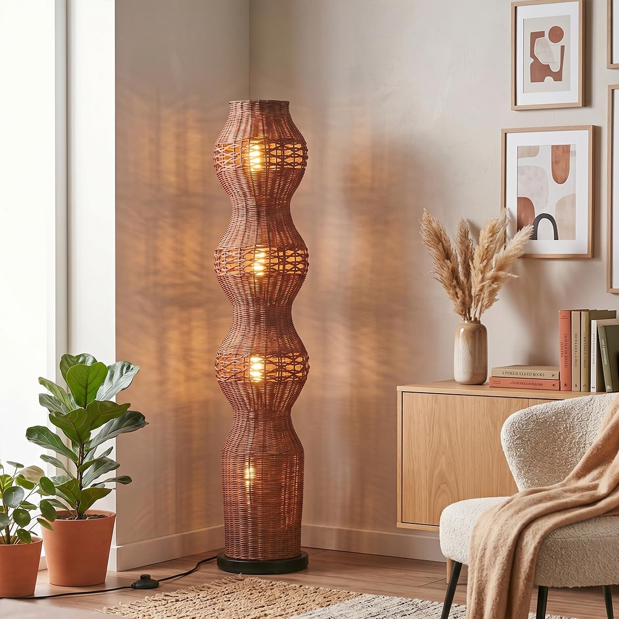 HOFSTEIN Stehleuchte Cardeira, Stehlampe im skandinavischen Design, Boho-Style mit Schirm aus Ratten in Braun und Lichteffekt, E27, Höhe 111 cm, Fußschalter - Wohnzimmer, Schlafzimmer, Esszimmer, Flur