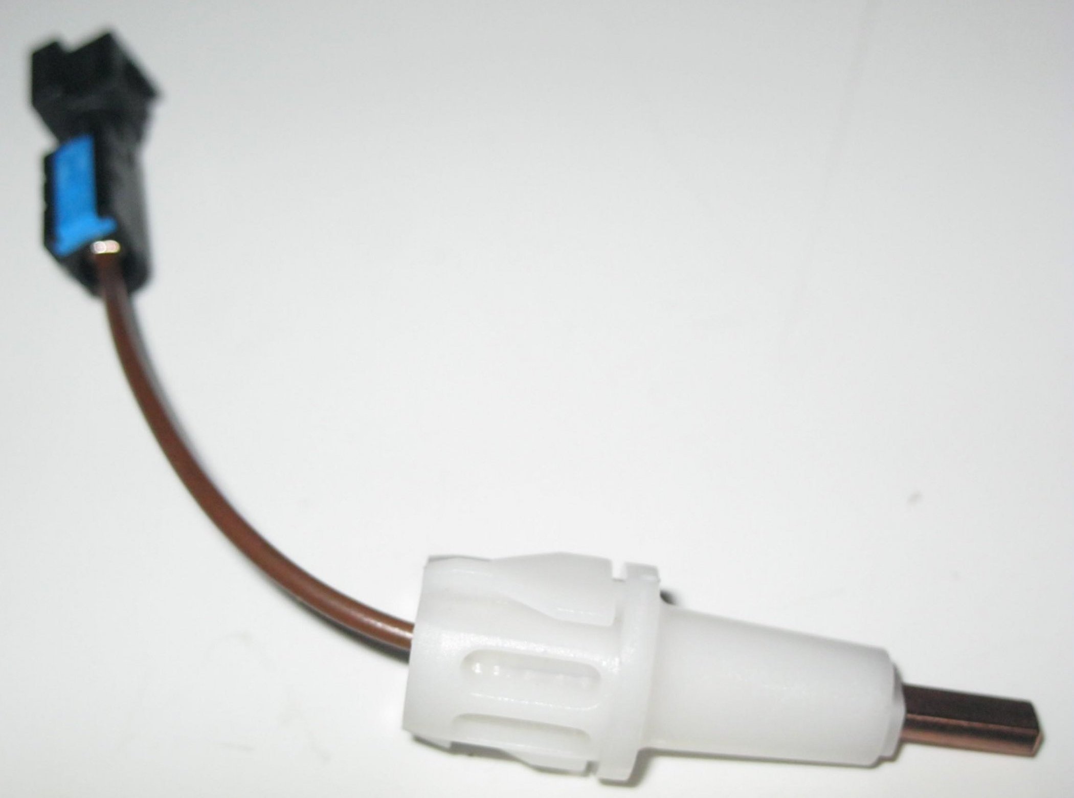Solución al fallo de claxon en BMW E34 y E36 con el pin de carbono original 32311158475 4