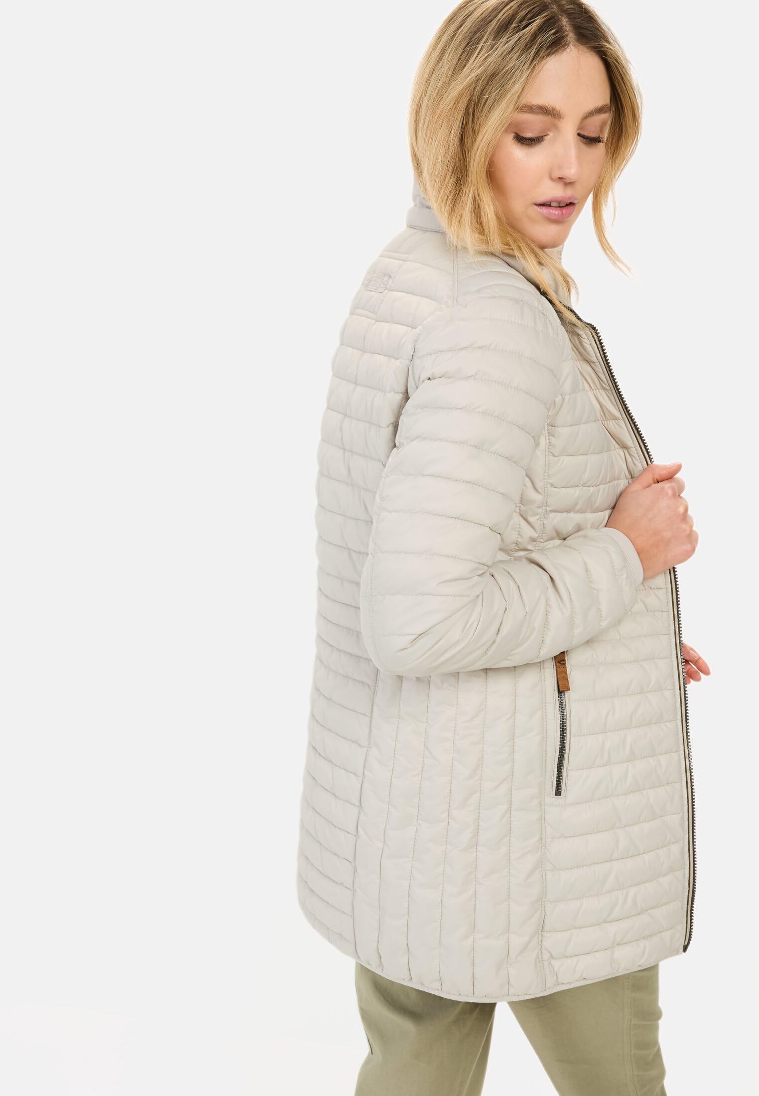 camel active Damen Wasserabweisende Steppjacke | Wasserabweisende und winddichte Steppjacke mit abnehmbarer Kapuze, 2-Wege Reißverschluss, 2 Innen - und 2 Außentaschen