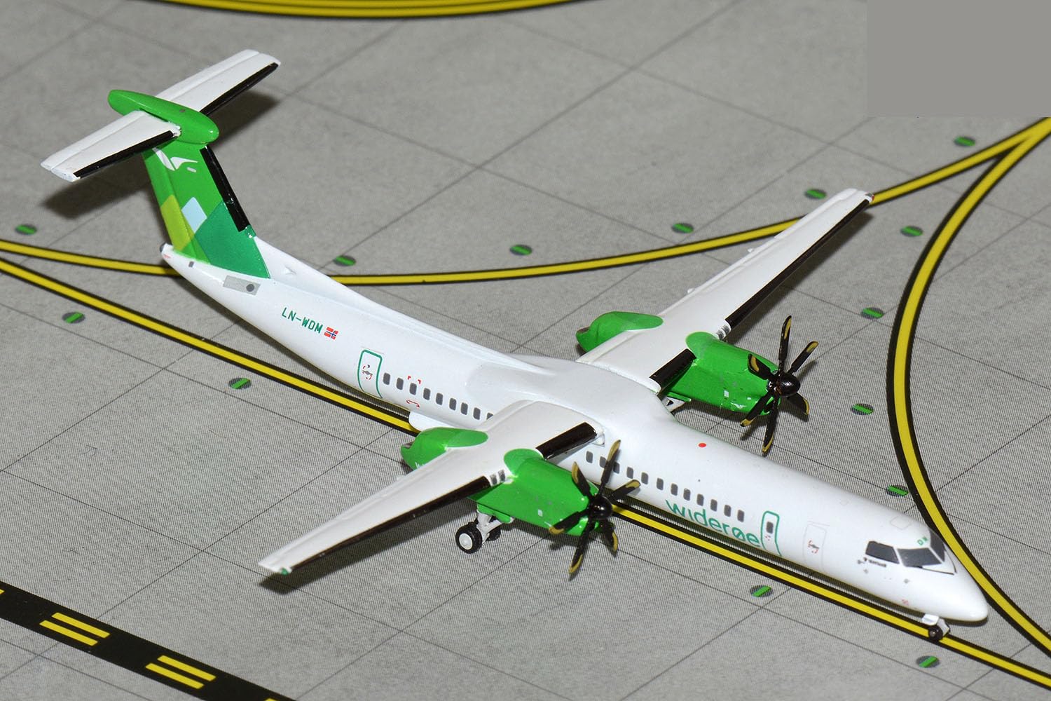 GeminiJets GJWIF2290 Wideroe Dash 8Q-400 LN-WDM; Scale 1:400