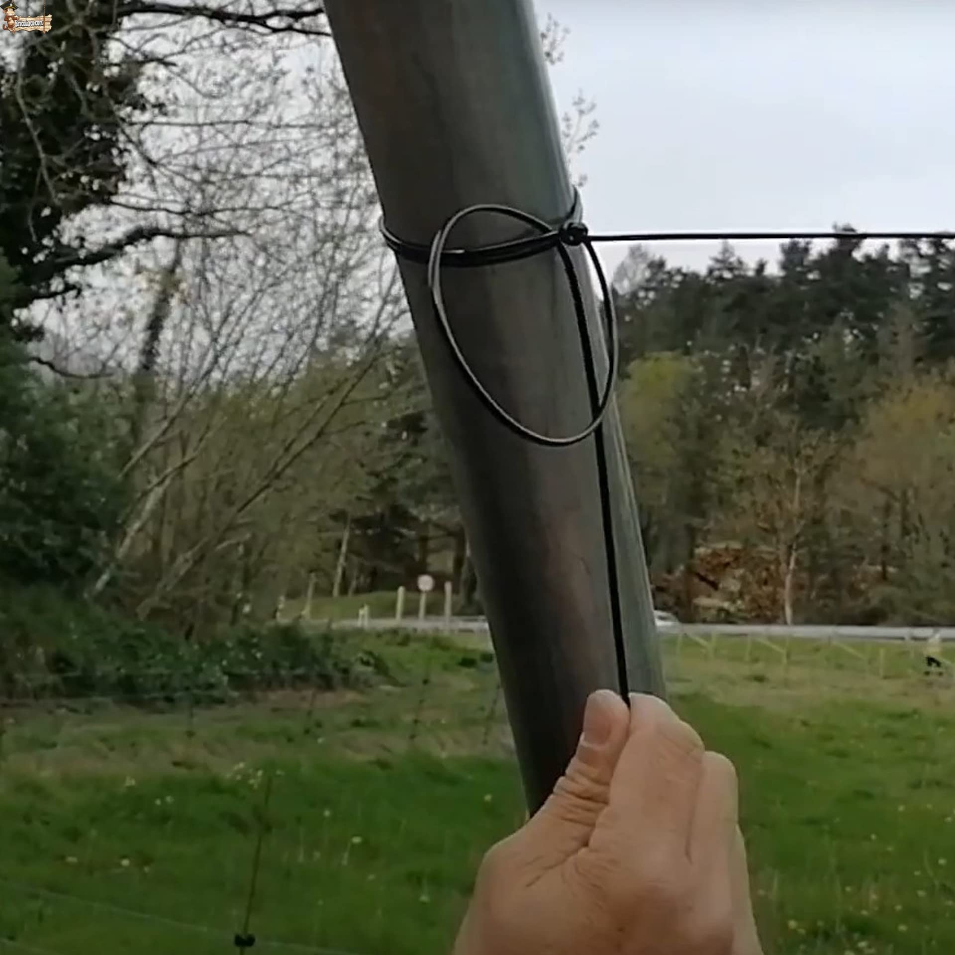 BricoLoco.com Hilo poliéster Invernadero, Atar Tutor Plantas, viña, entutorar. Bobina Carrete 1.000 MTS.Sustituye a Alambre metálico y a la Malla o Red Soporte en Atado, guiado o entutorado. (1000)